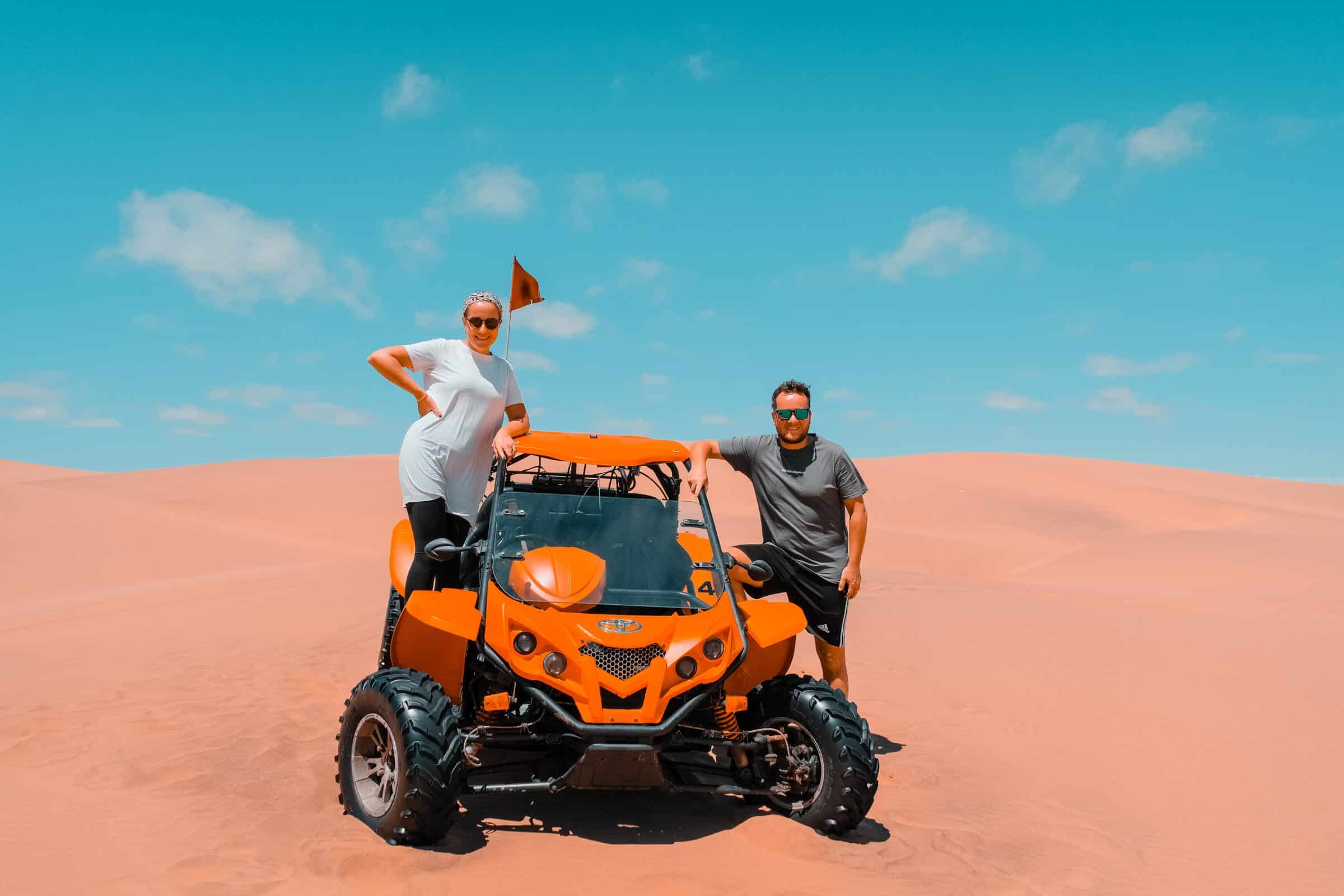 Malou en Chris | Met een buggy door de zandduinen van Namibië crossen