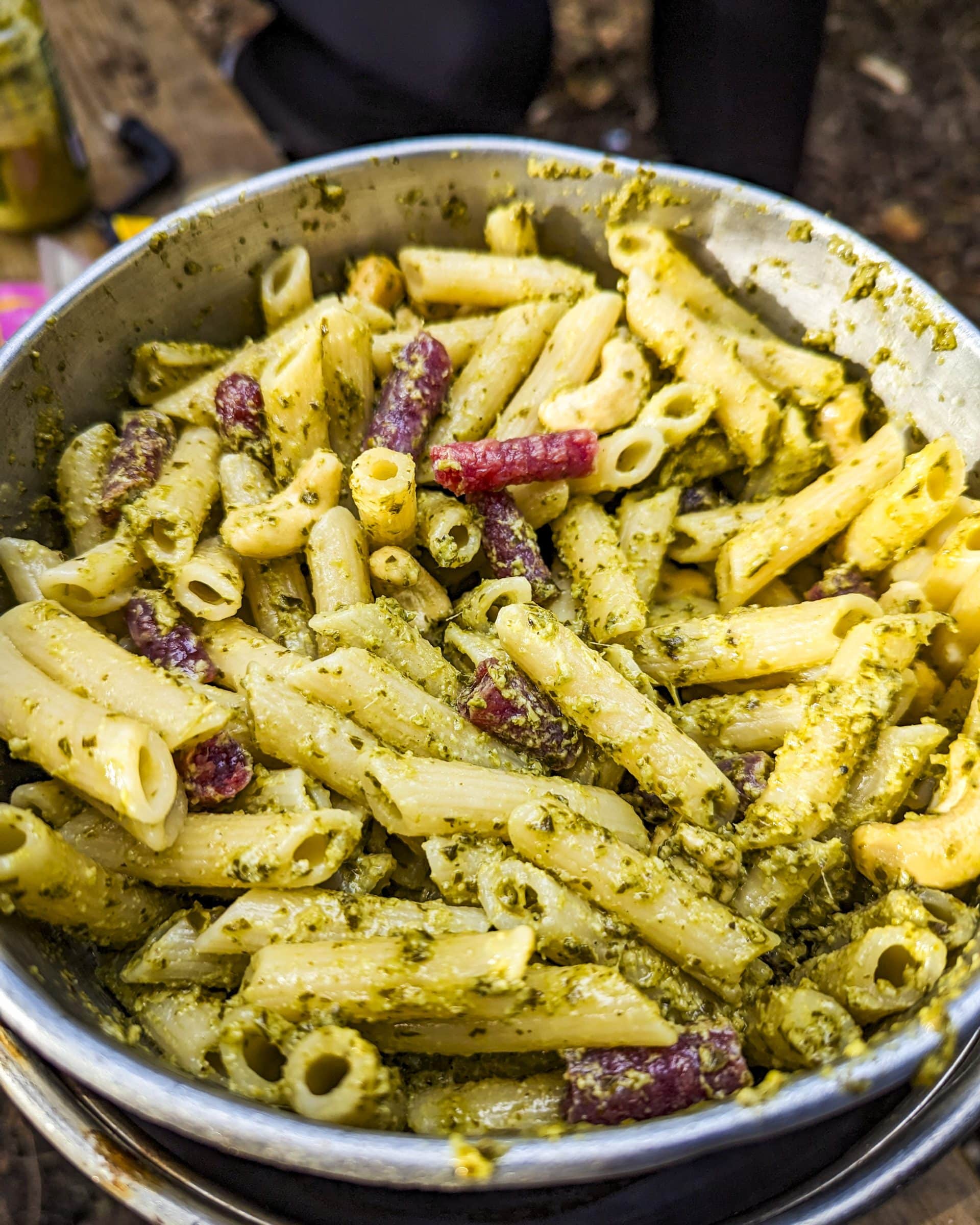 Pasta Pesto met Cashew noten en stukjes gedroogde worst