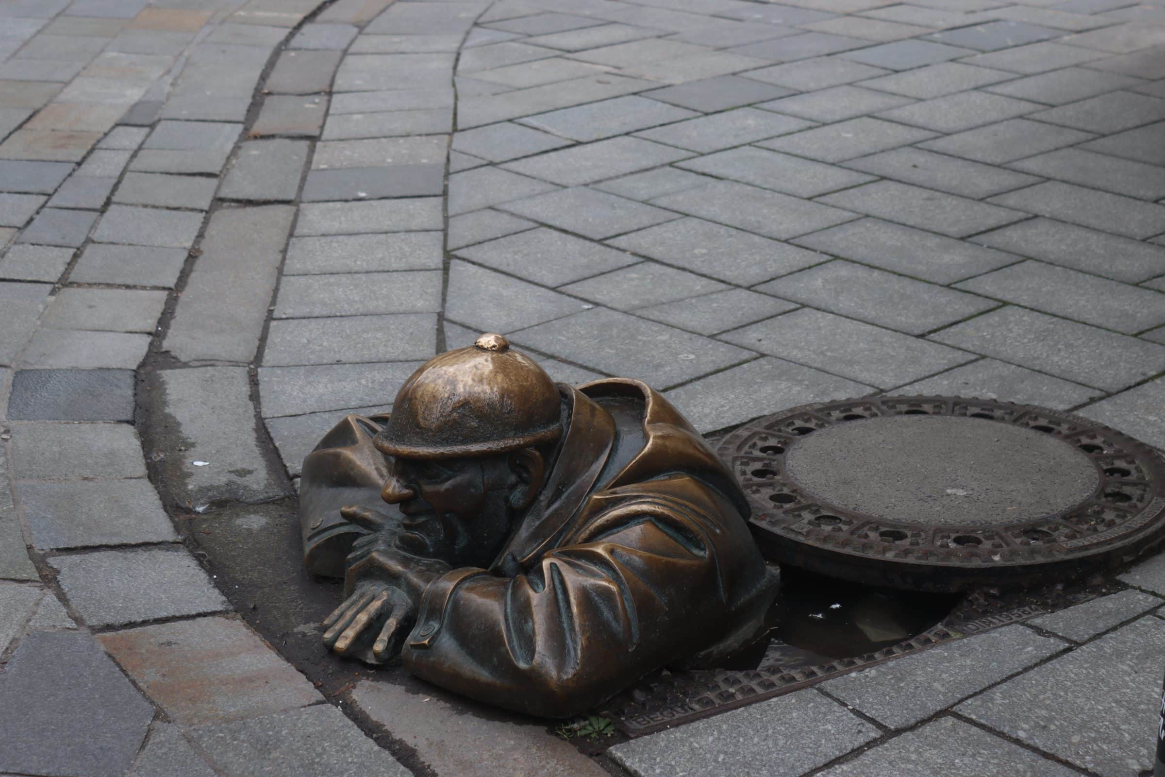 'Man aan het werk' standbeeld in de straten van Bratislava