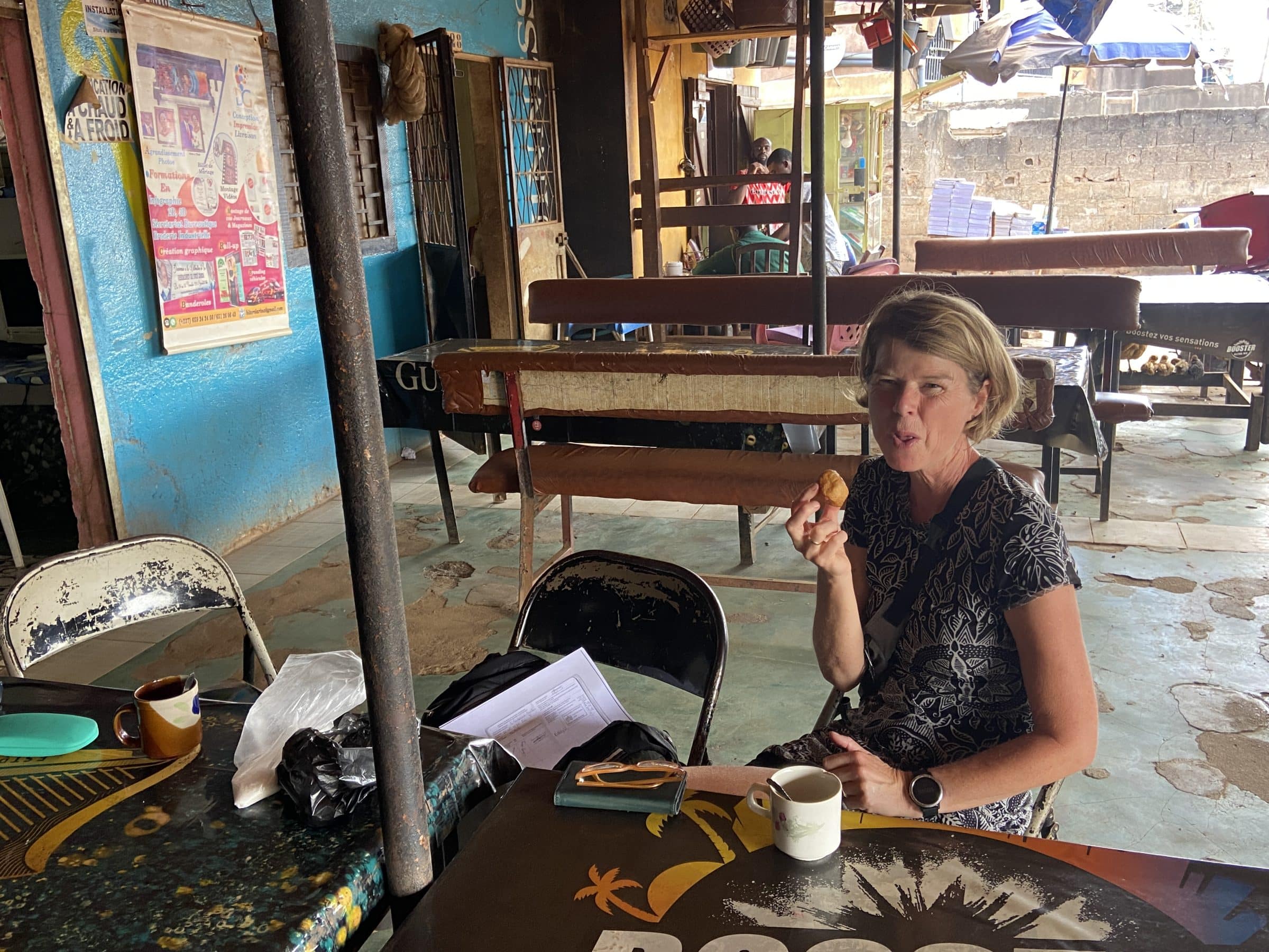 Koffie met een oliebol in Kameroen