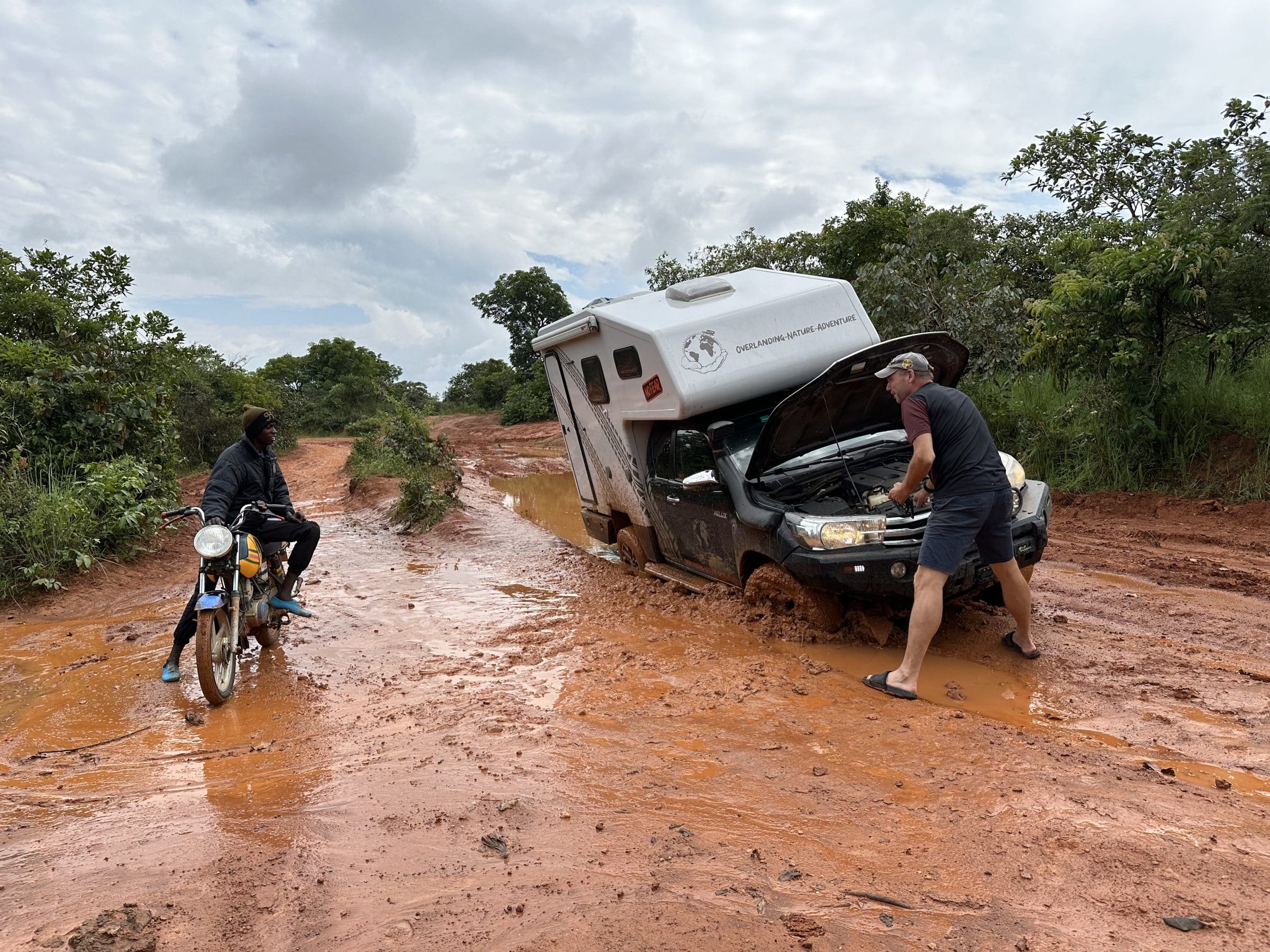 Vastgelopen in de modder | Overlanden in Kameroen