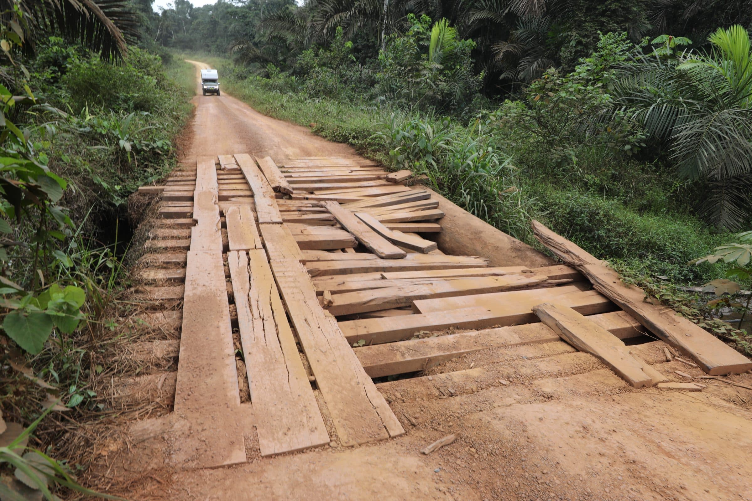 Bruggetje onderweg | Overlanden in Gabon