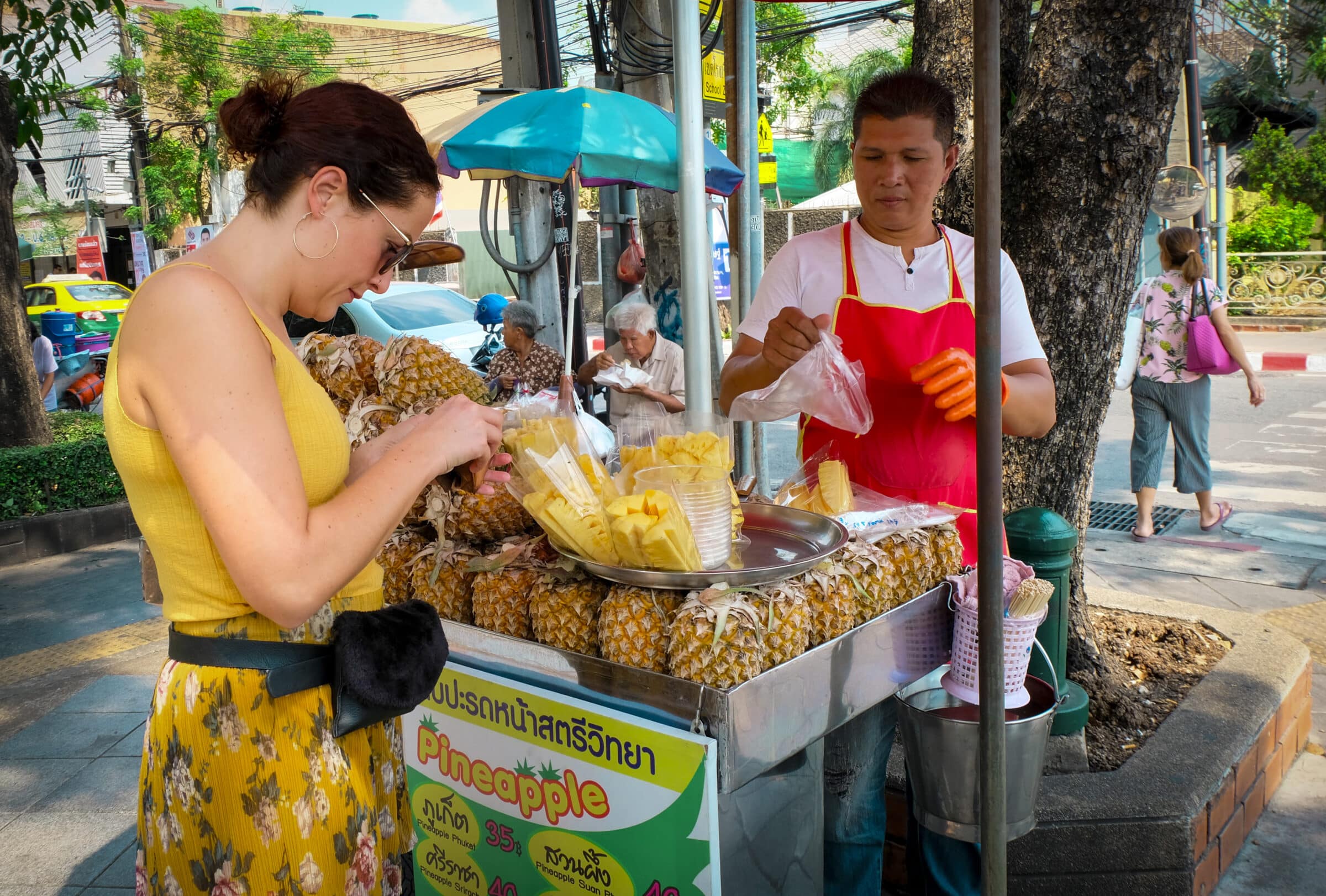 Malou koopt fruit op straat in Bangkok