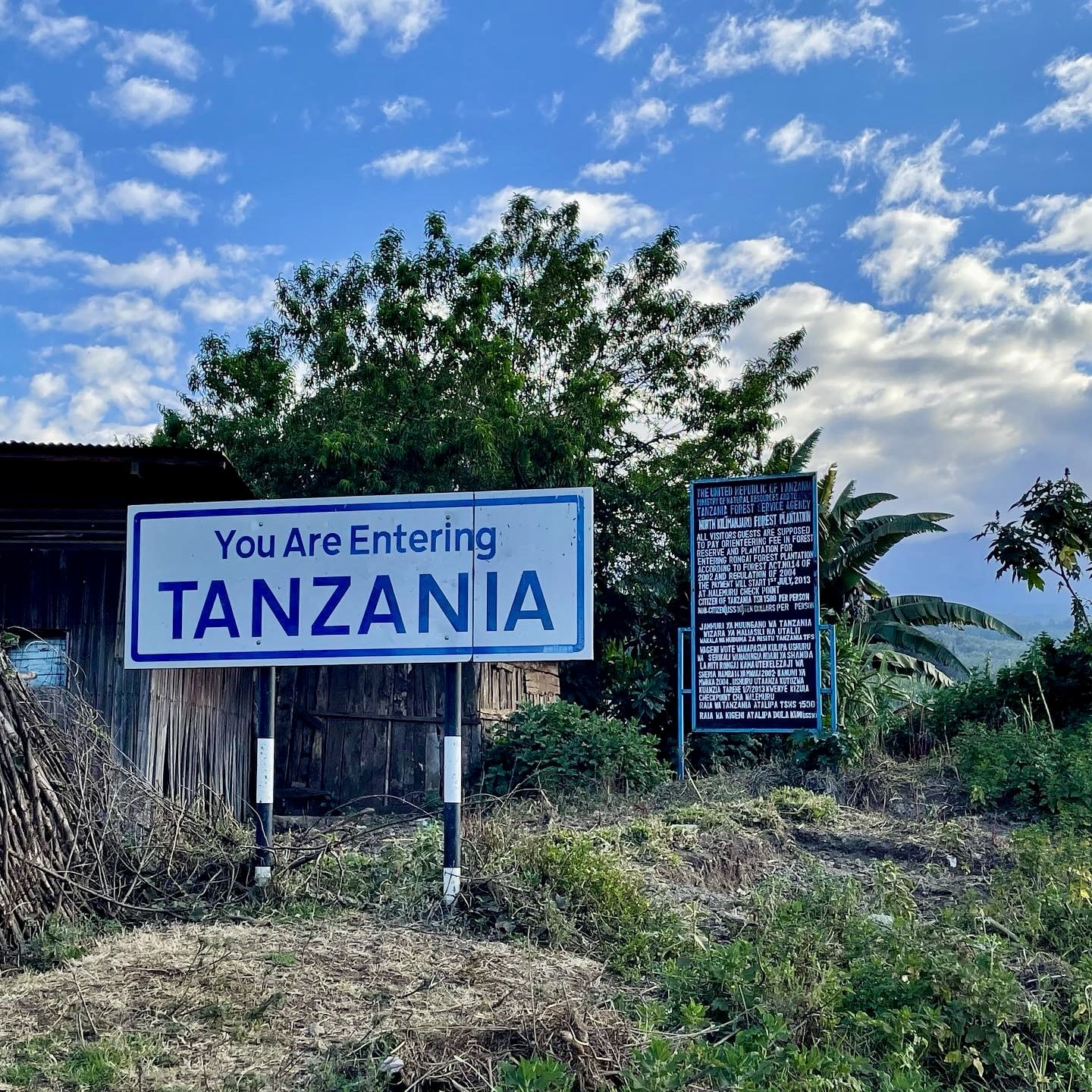 Wel een welkomstbord maar geen grenscontrole in Ronkai, Tanzania