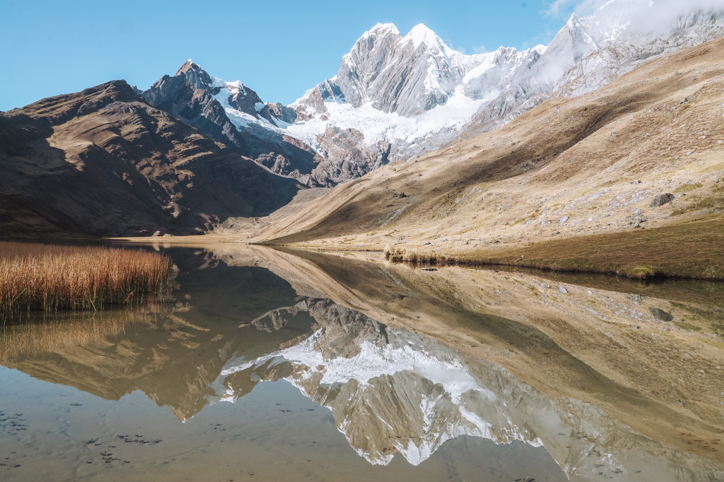 Reflectie in het water van één van de vele prachtige bergen gedurende de hike | Huayhuash