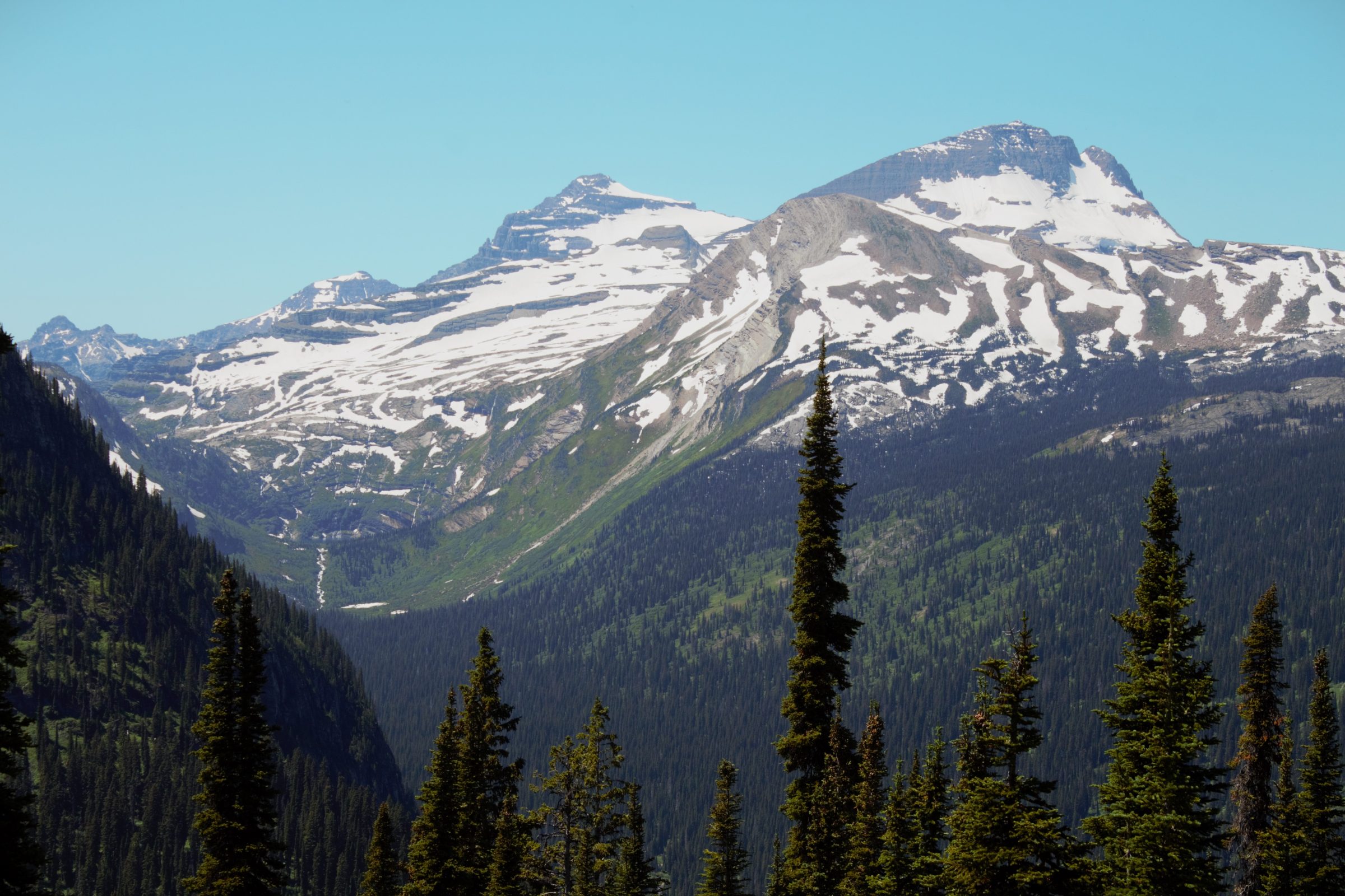 Besneeuwde bergtoppen en indrukwekkende vista's in Glacier National Park.