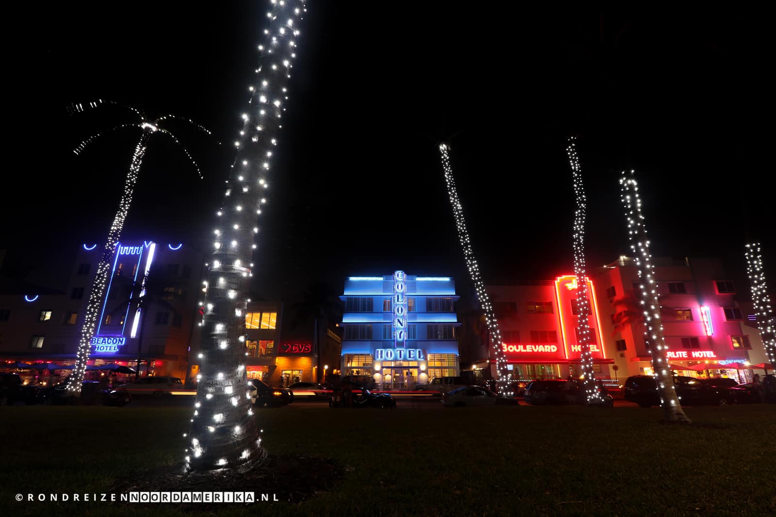 Art Deco-geboue met neonbeligting op Ocean Drive