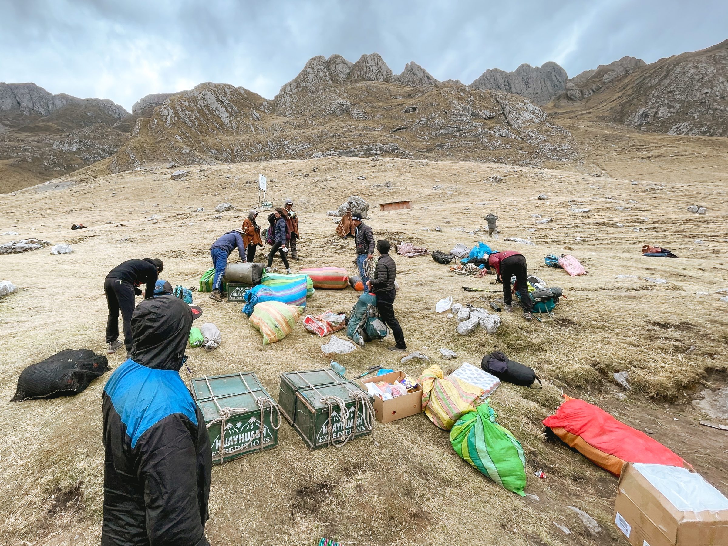 Die gesamte Ausrüstung für die Wanderung wurde gesammelt, um zu gehen | Huayhuash