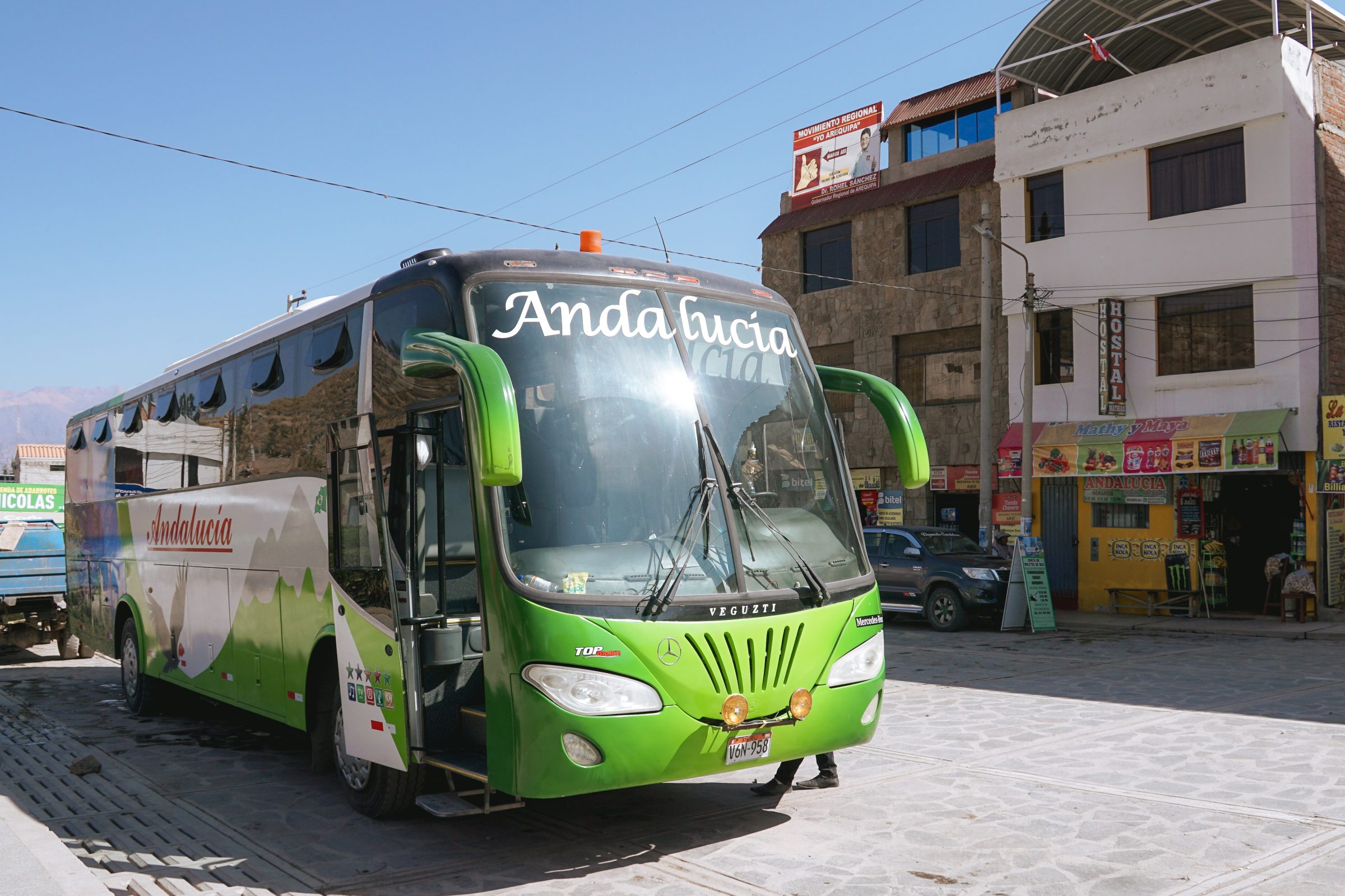 Bij de kleine winkel rechts van de bus kun je tickets voor de Andalucia bus kopen | Hiken in Colca Canyon