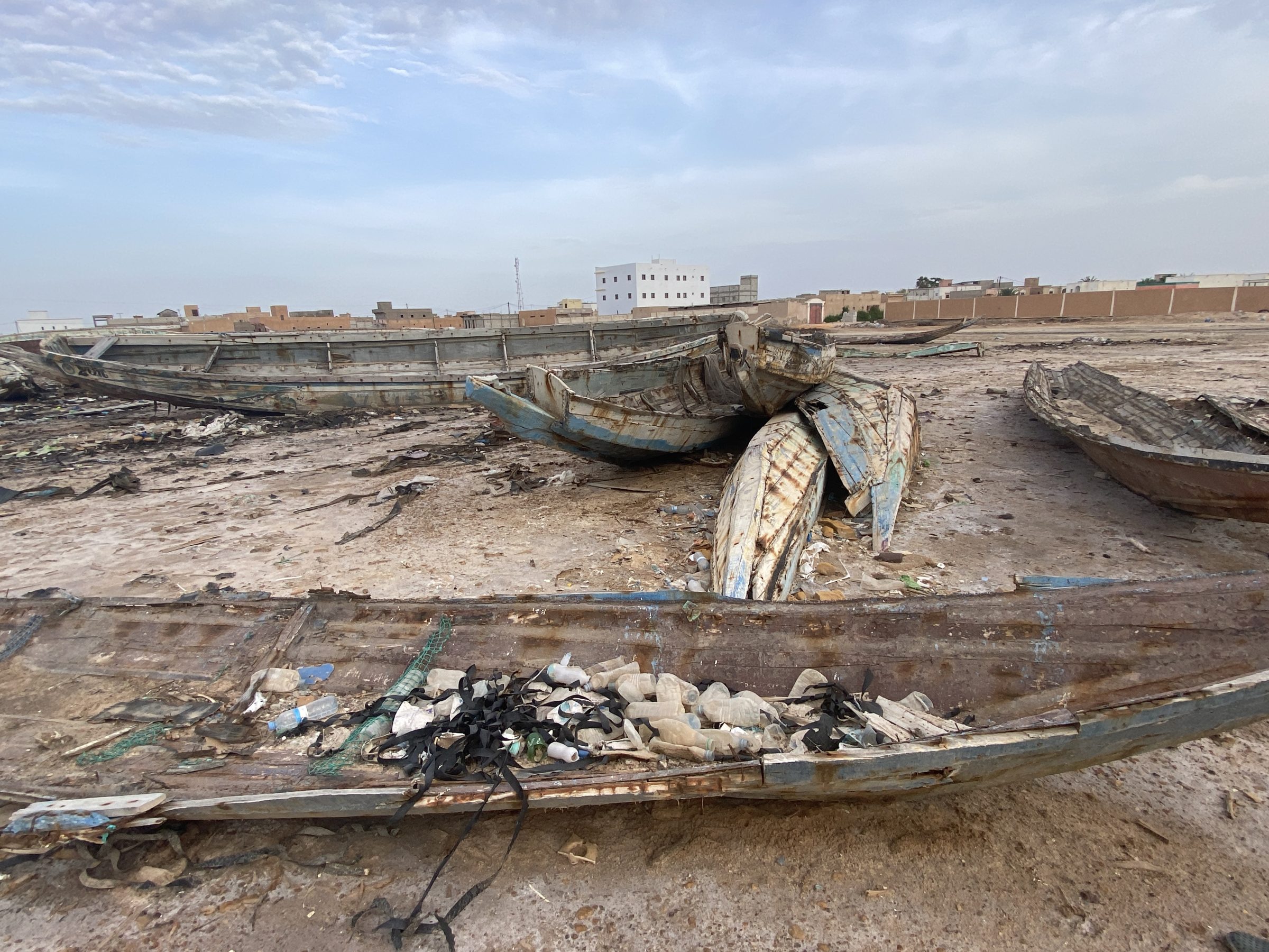 Afgedankte boten op het strand bij Nouakchott