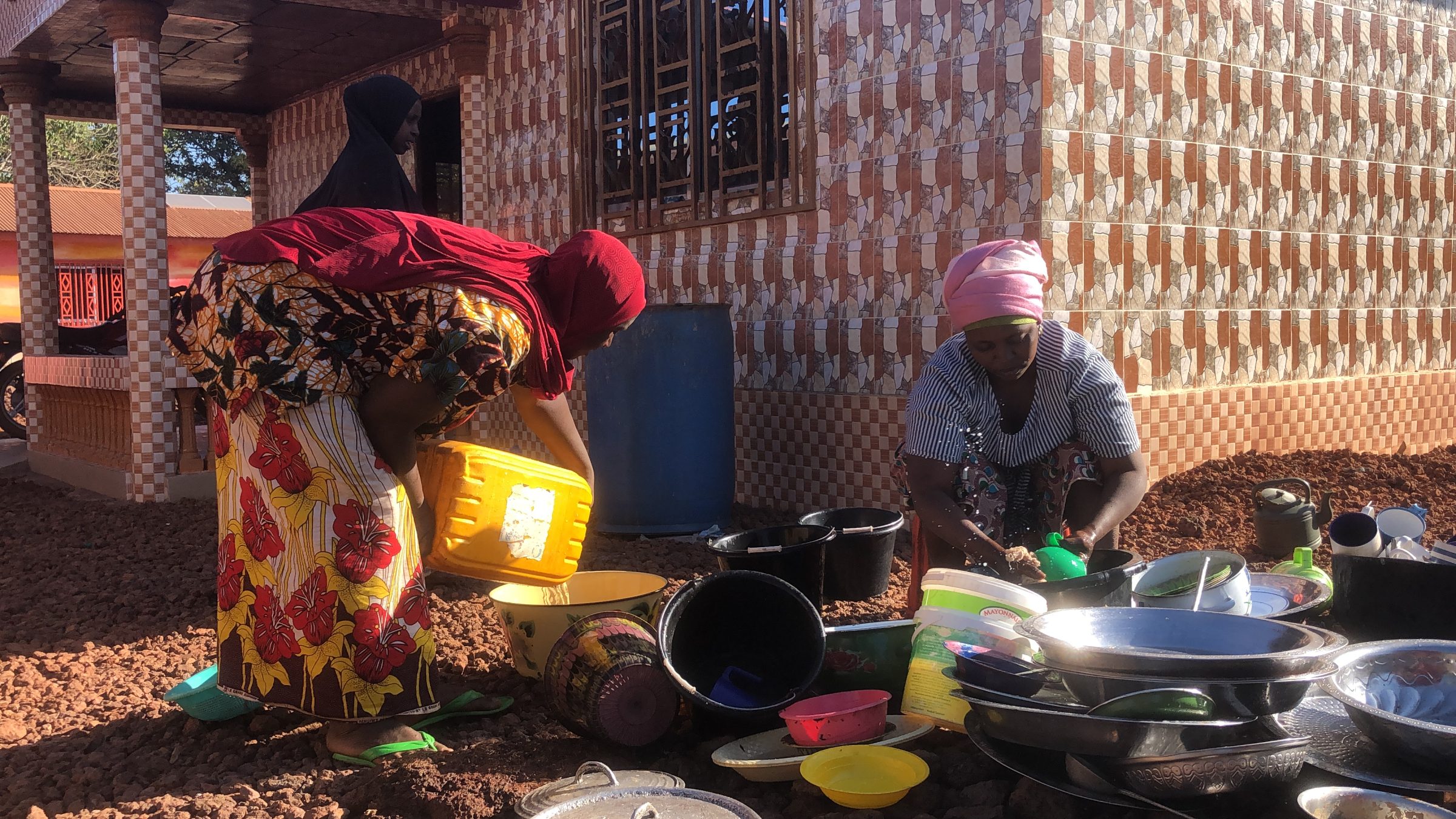 Afwassende vrouwen | Doucki, Guinee