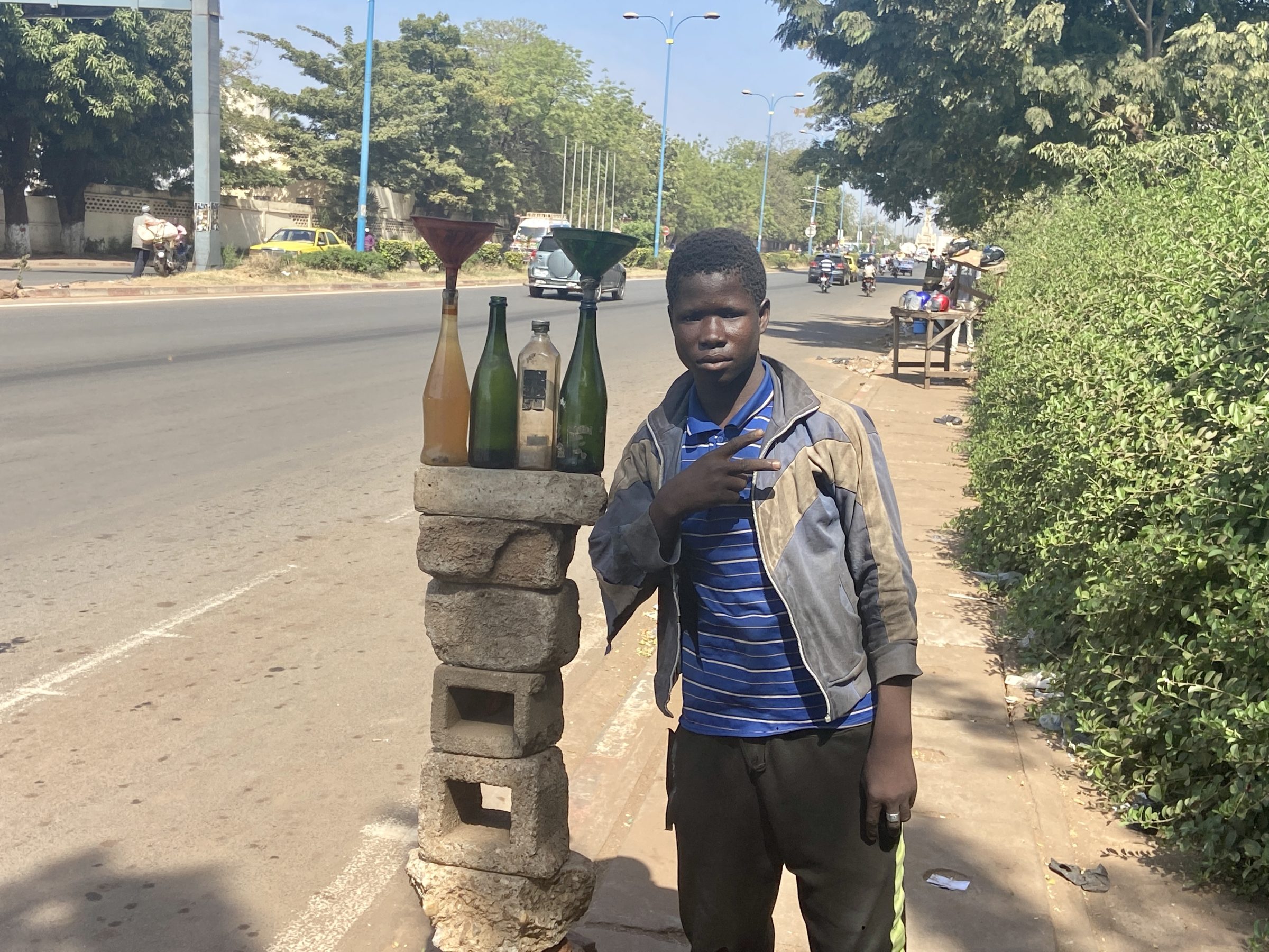 Benzineverkoper in Bamako, Mali