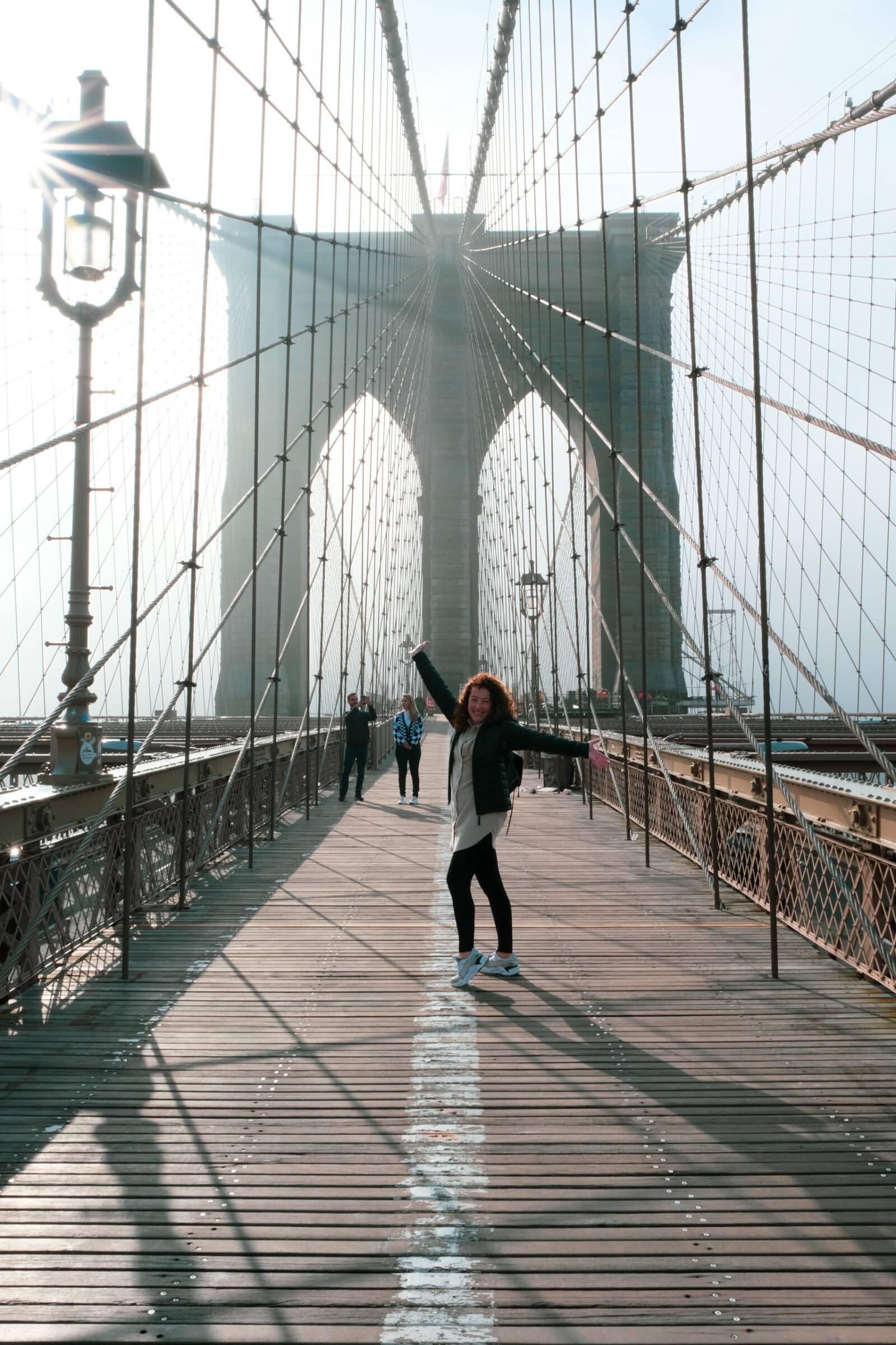 Brooklyn-Brücke NYC | Malou auf der Brücke während des nebligen Morgens