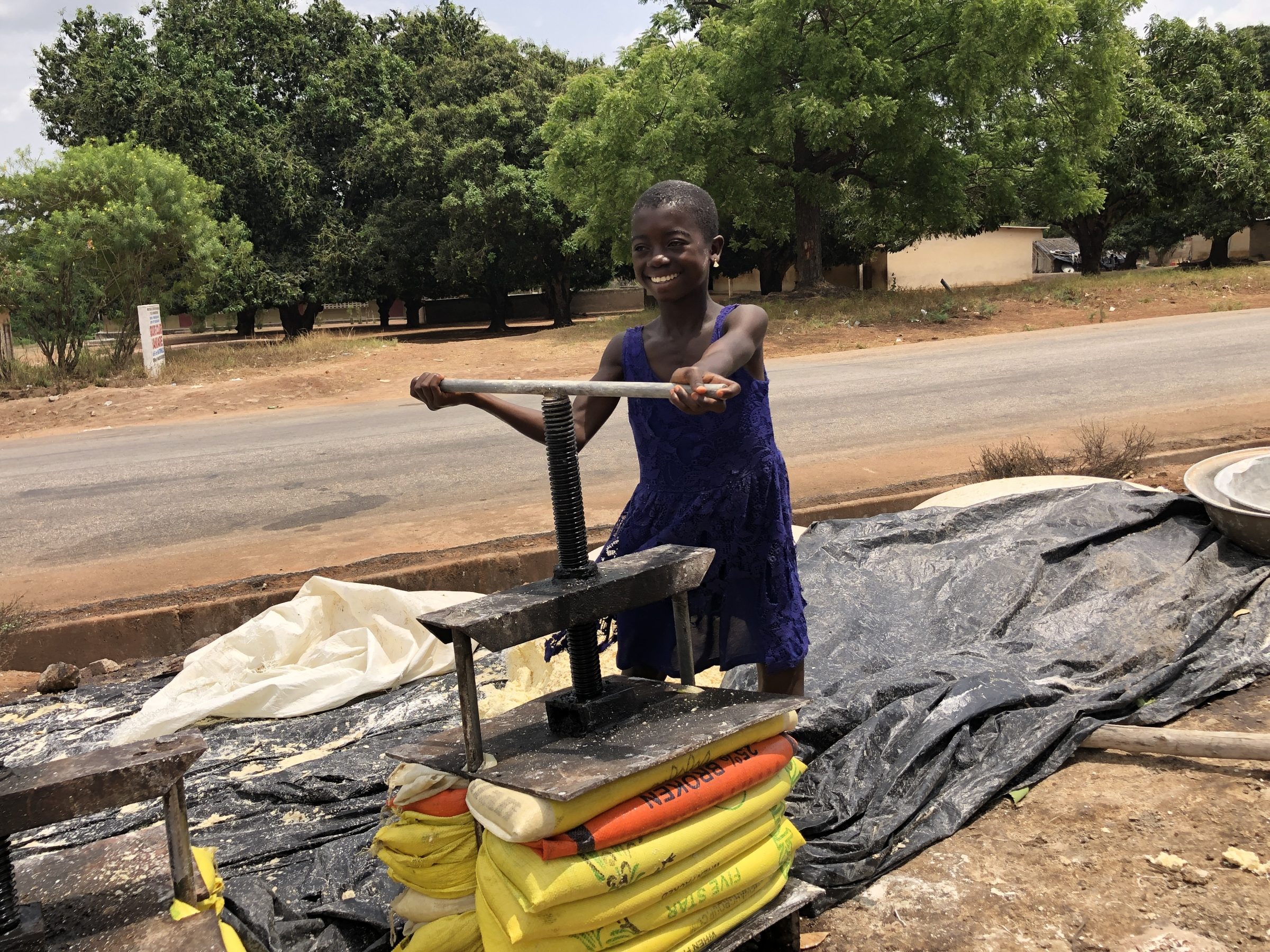 Cassave onder de pers | Overlanden in Ivoorkust
