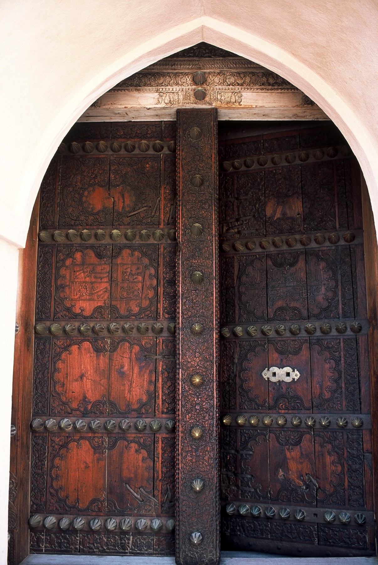 Een oude houten deur in Oman, prachtig versierd