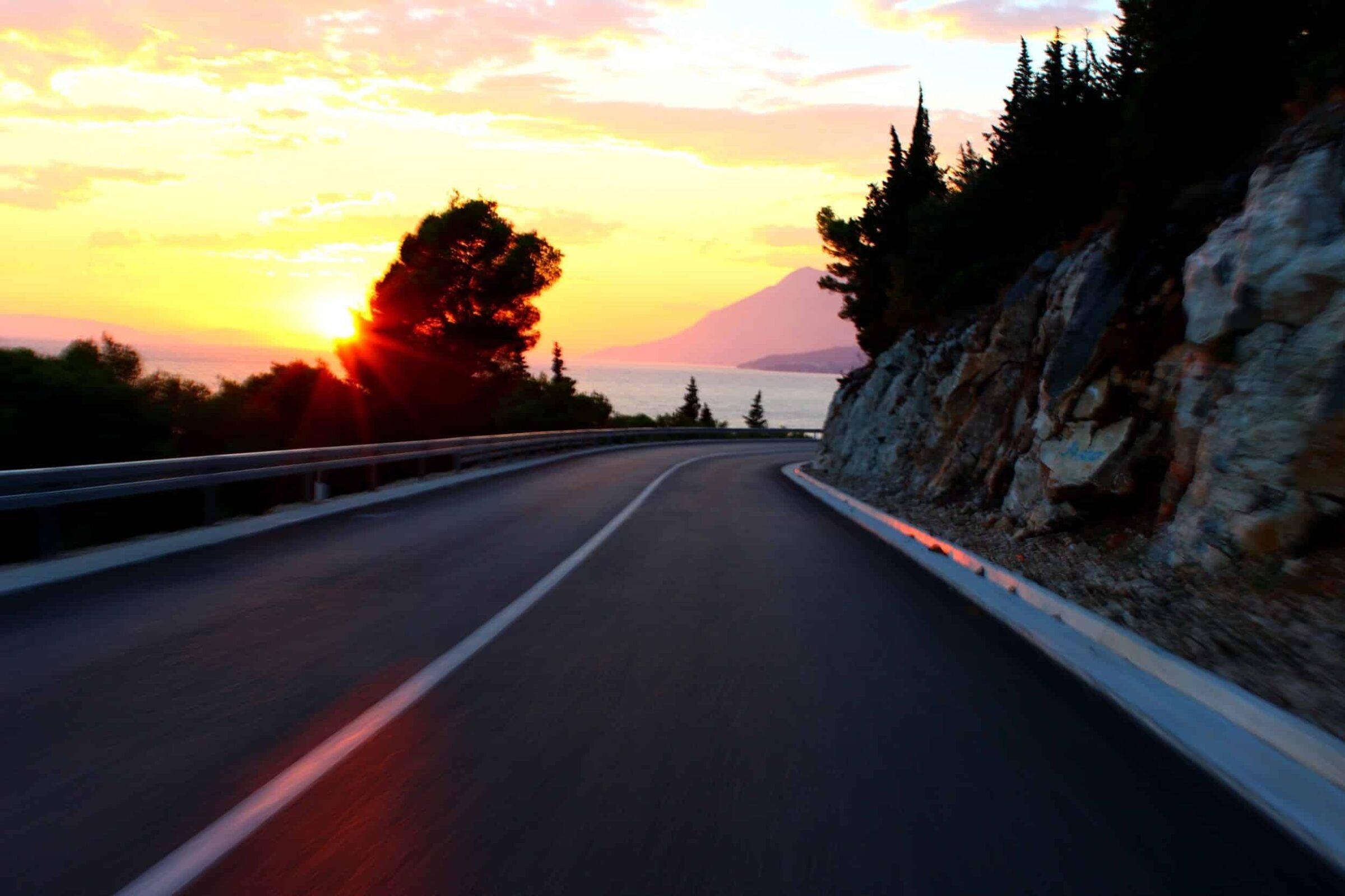 La hermosa carretera costera D8 en Croacia con puesta de sol