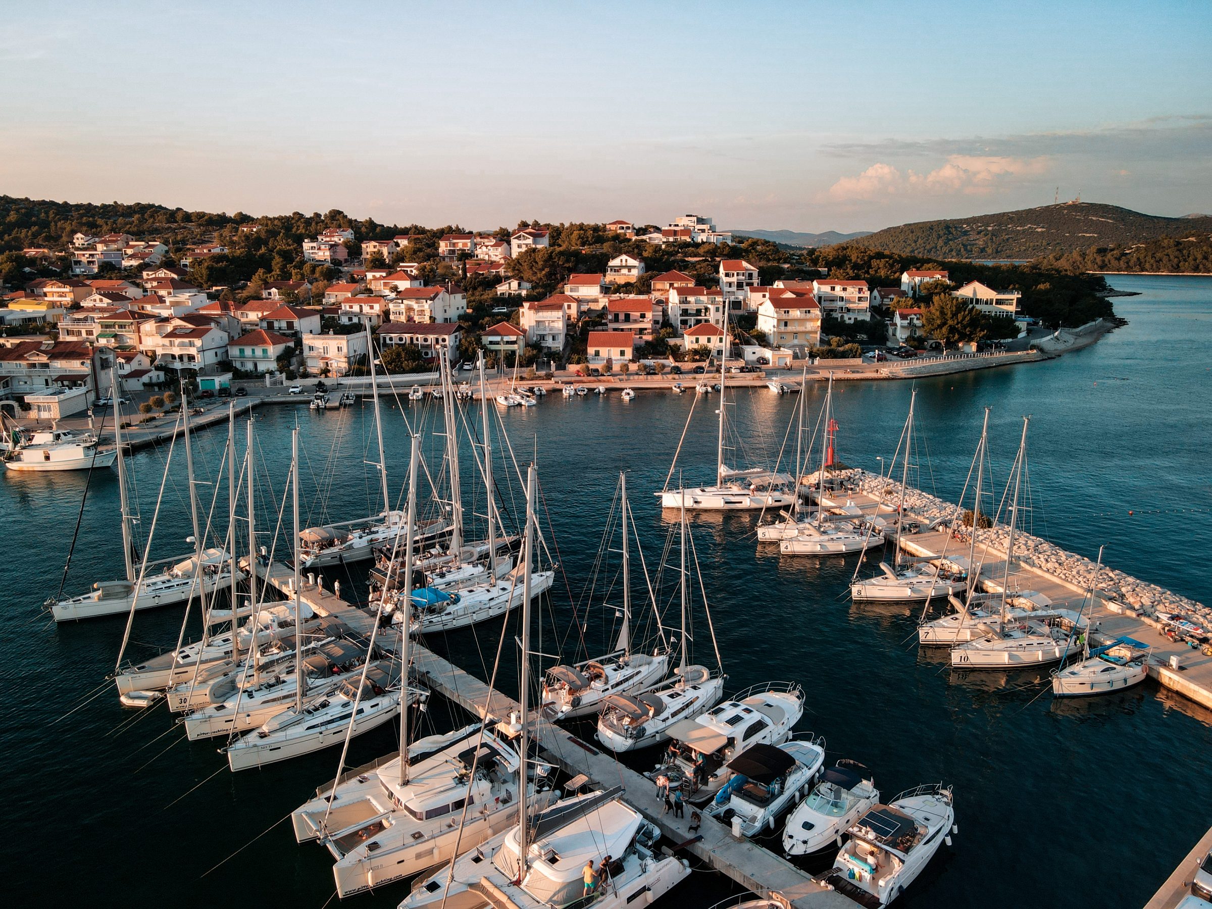 De prachtige haven van Jezera | Kroatië camper tips