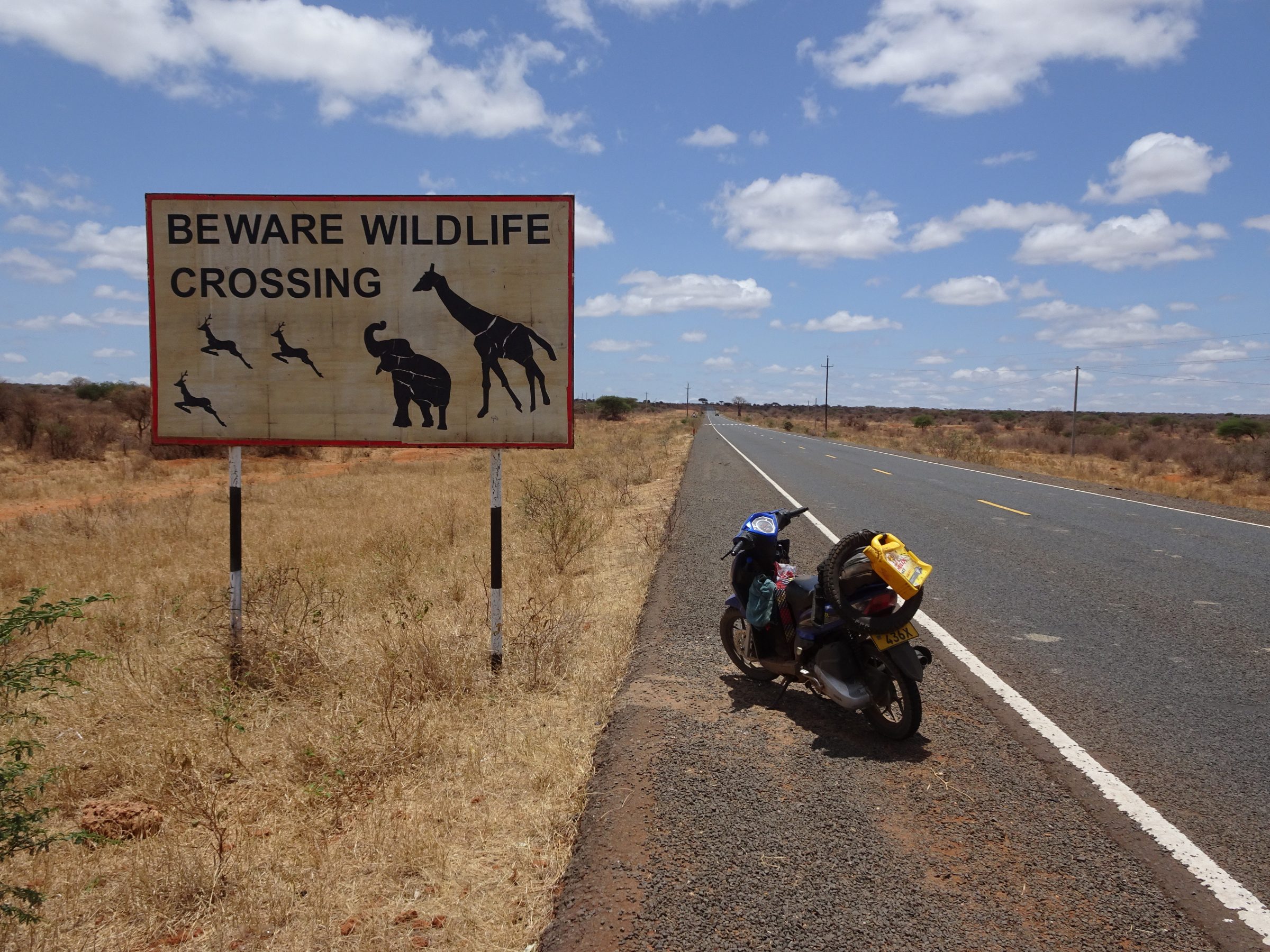 Waarschuwingsbord voor overstekend wild op de A6 in Tsavo West NP