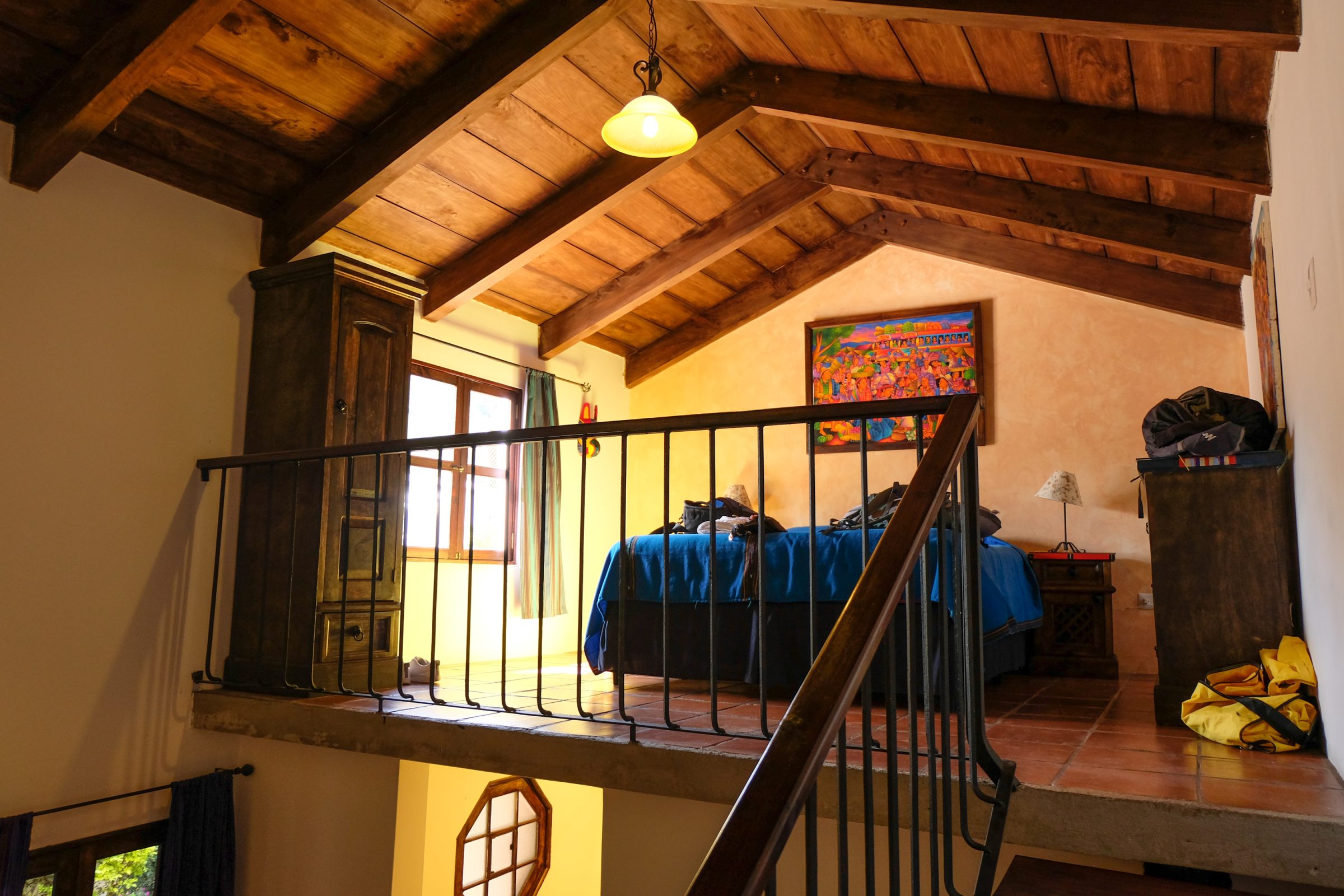 De bovenverdieping met het bed en het raam naar het dakterras | Casa Elena