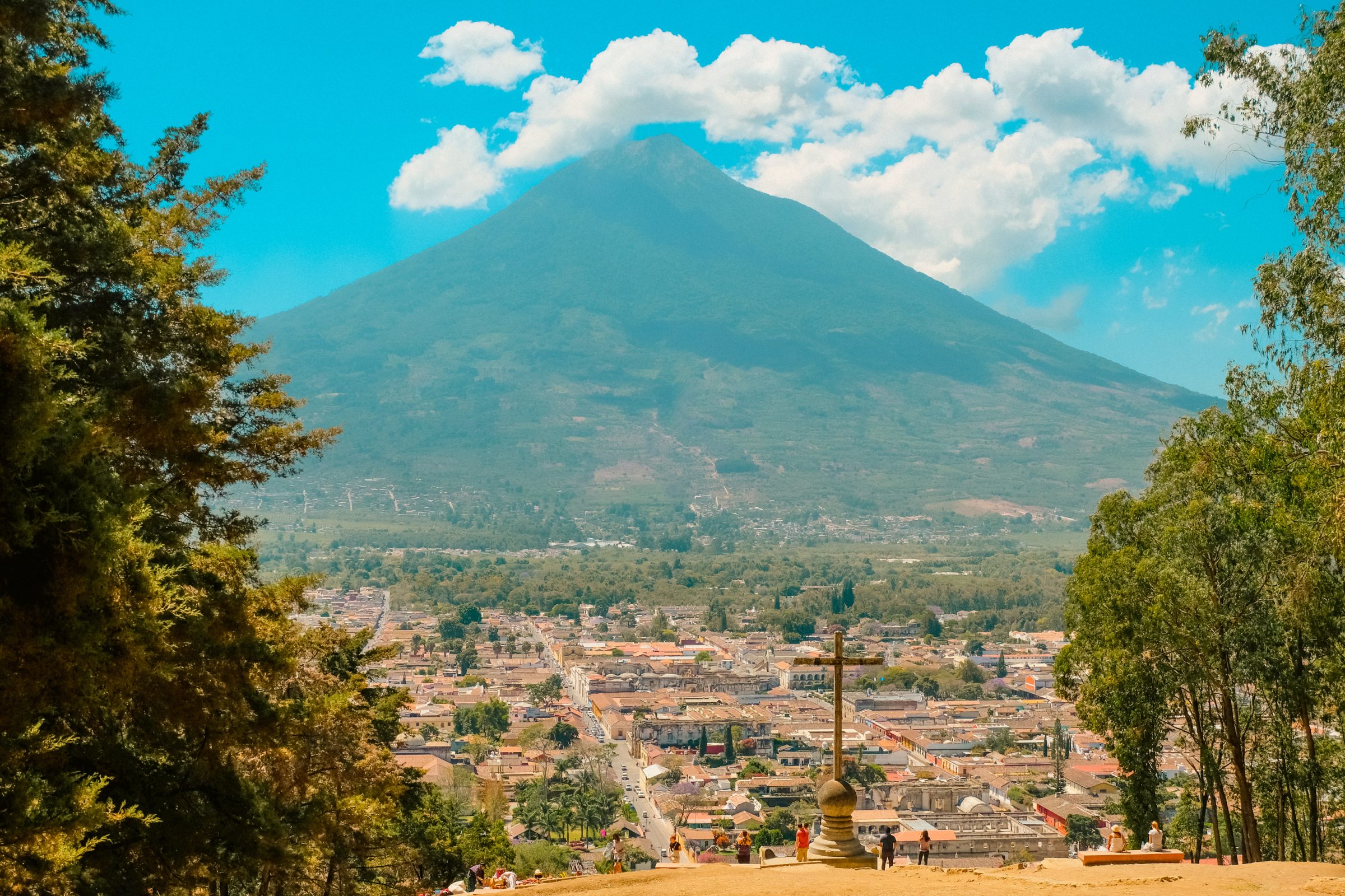 Uitzicht op Antigua en de vulkanen vanaf Cerro de La Cruz