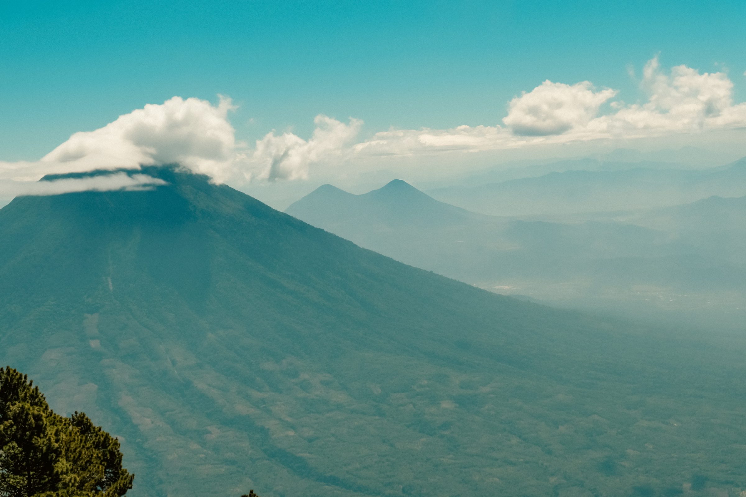 Het uitzicht vanaf Base Camp. Overal om je heen zie je vulkanen | Acatenango beklimmen vanuit Antigua