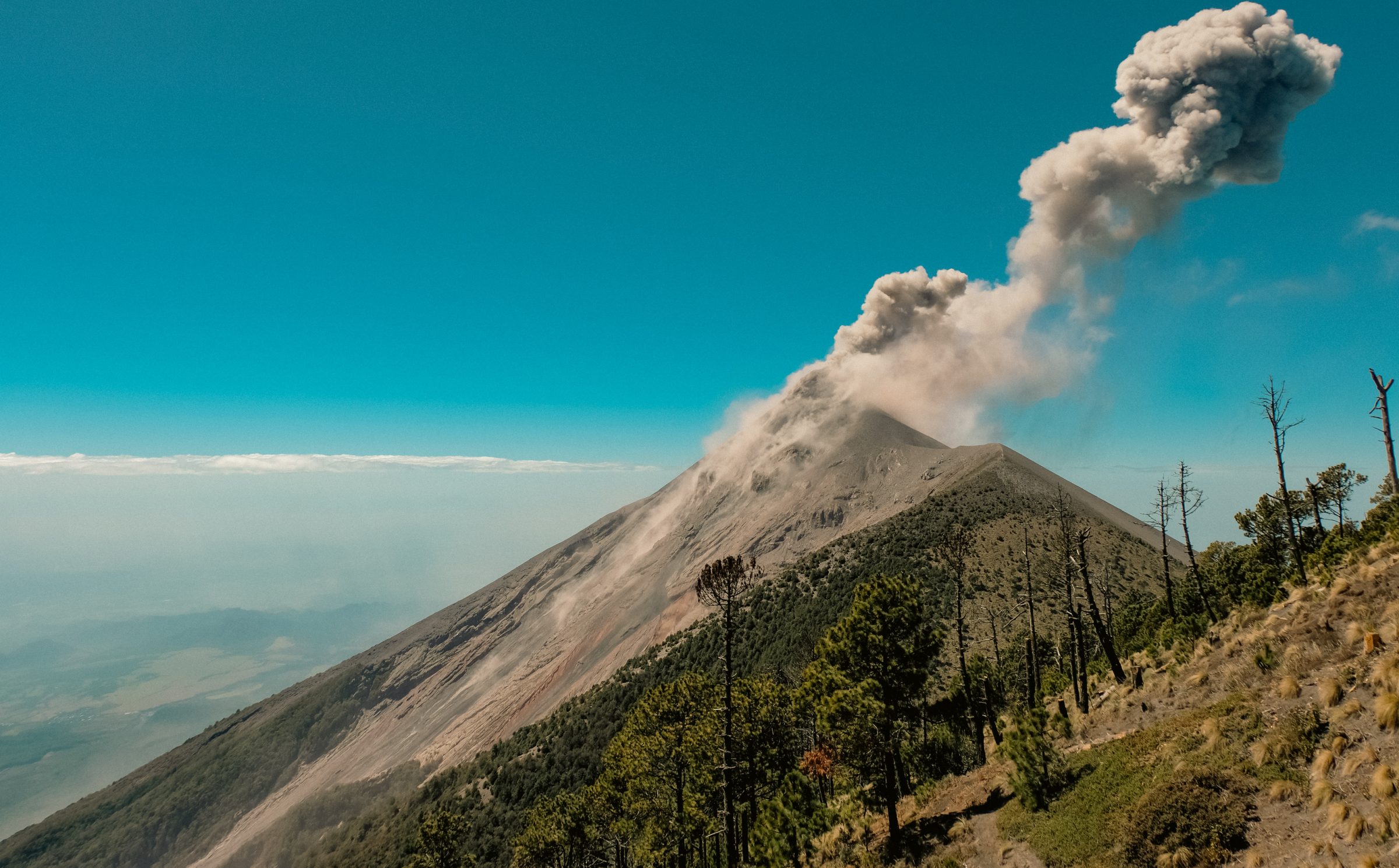 De uitbarstende Fuego vulkaan vanaf Base Camp op Acatenango