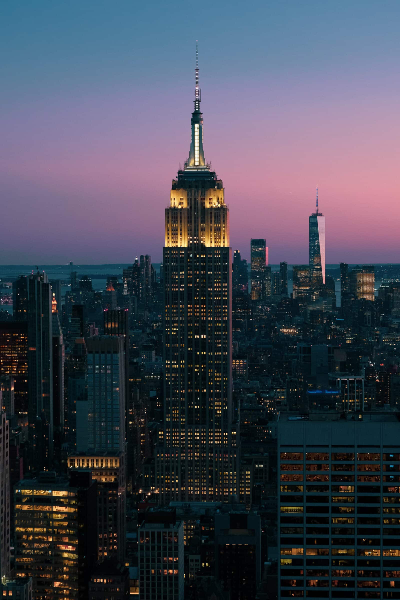 Het Empire State Building vanaf Top of the Rock met zonsondergang