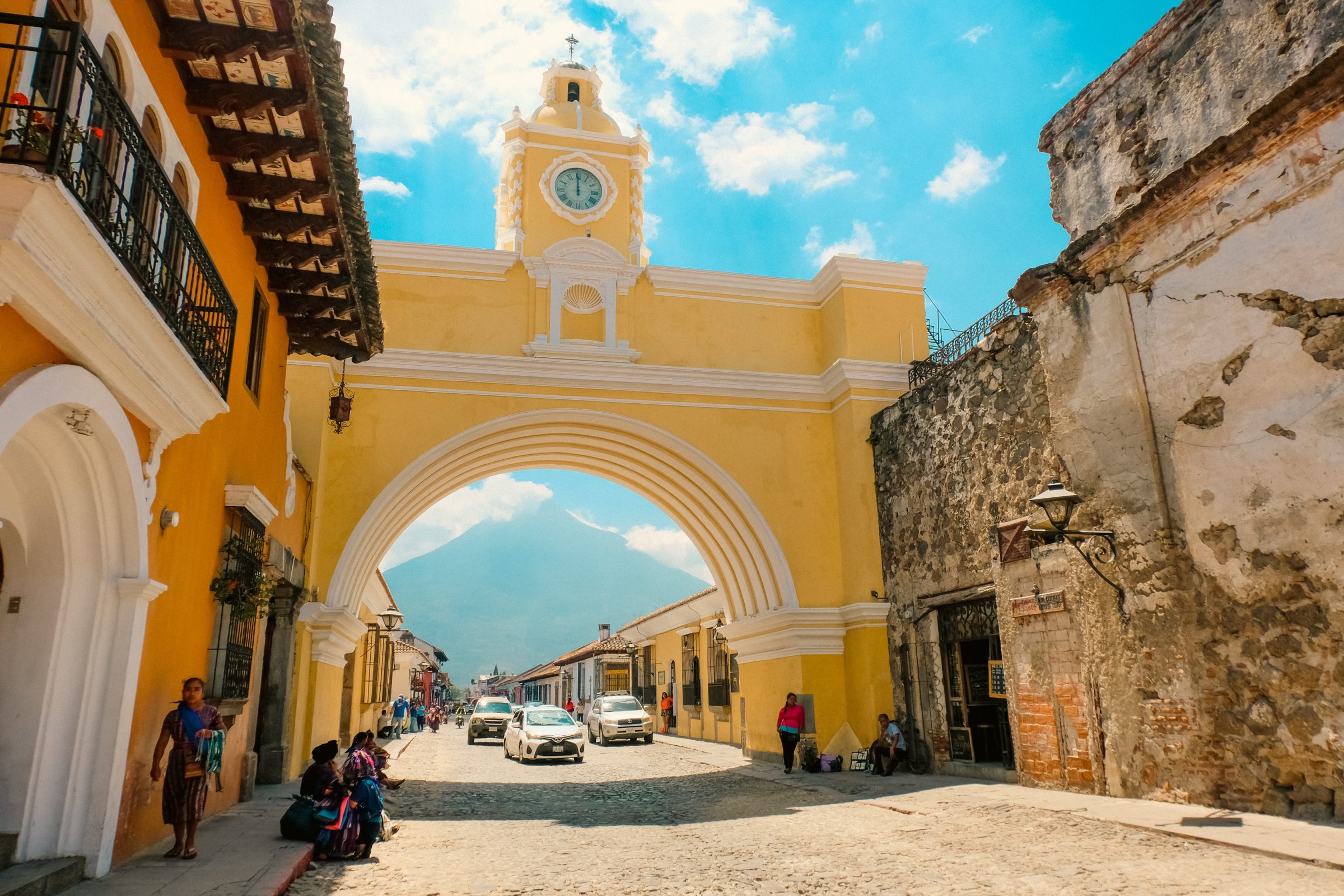 De welbekende gele boog in Antigua, de Santa Catalina Arch