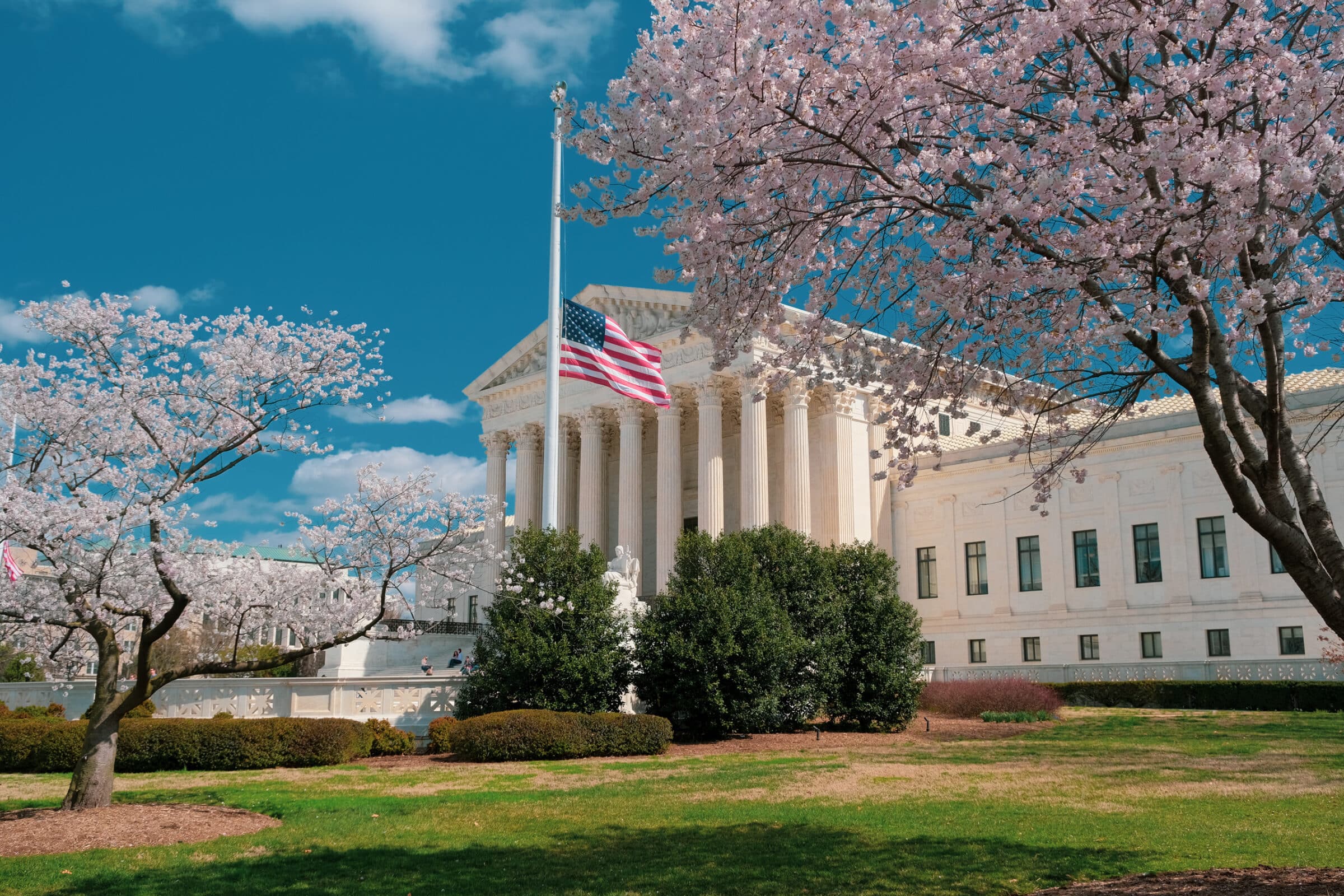 Corte Suprema degli Stati Uniti con fiore e bandiera a mezz'asta | Guida di viaggio di Washington DC