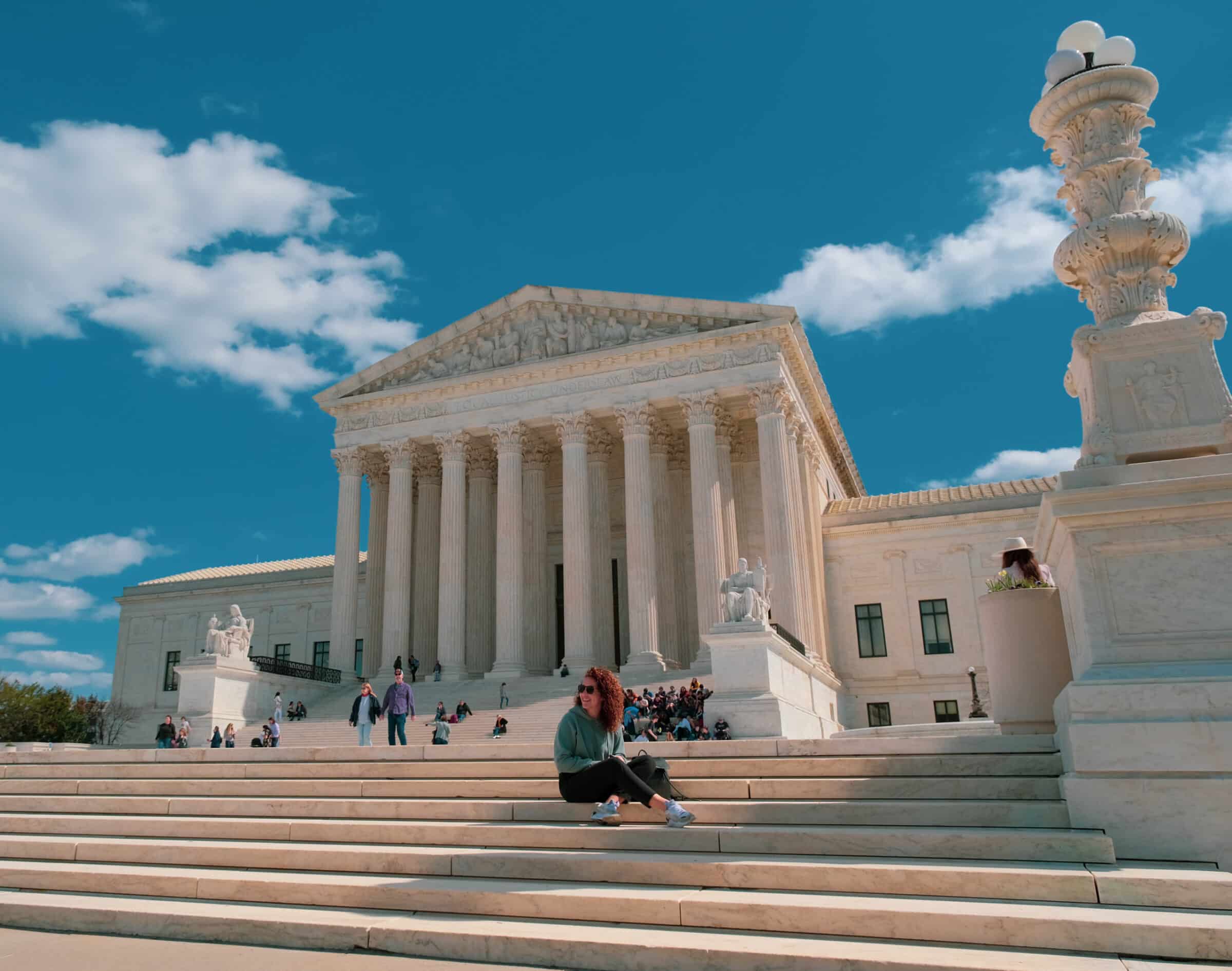 Corte Suprema Usa e Malou sulle scale | Guida di viaggio di Washington DC