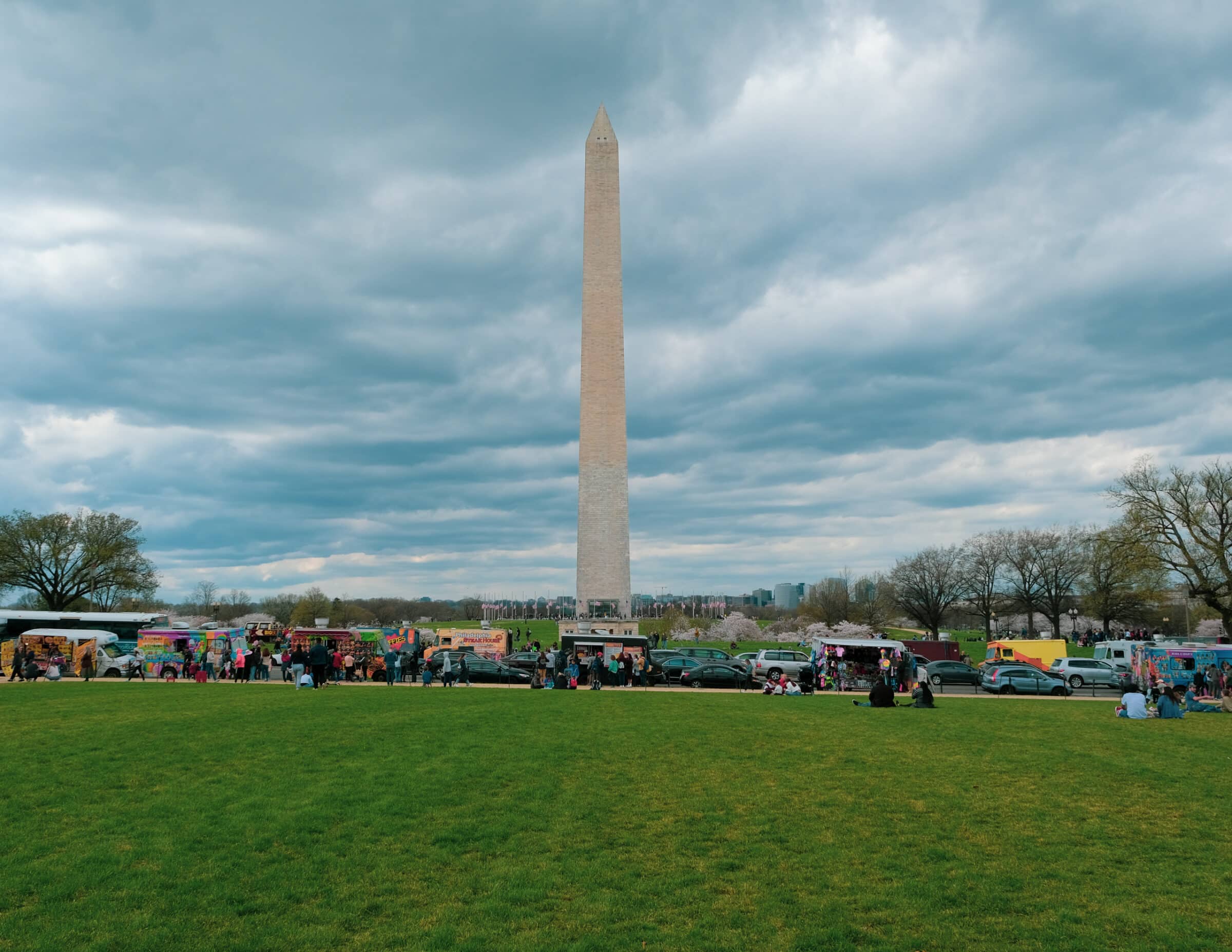 Il Monumento a Washington ei camion di cibo che lo circondano | Guida di viaggio di Washington DC