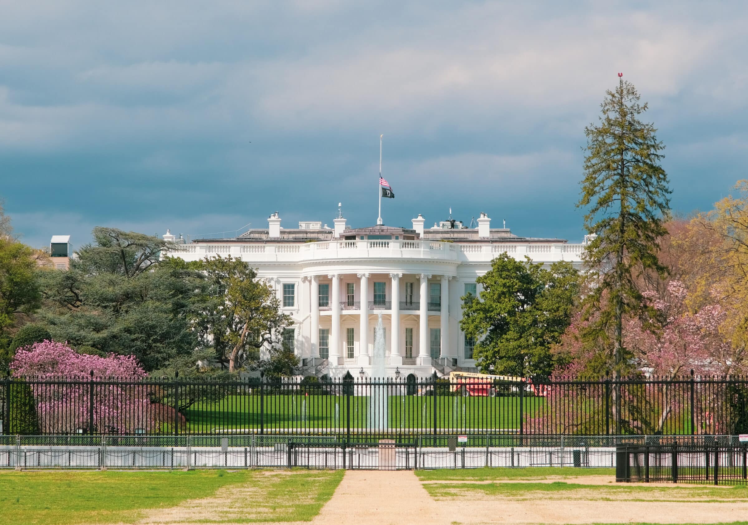 Het witte huis (flink ingezoomd met de camera) | Reisgids Washington D.C.