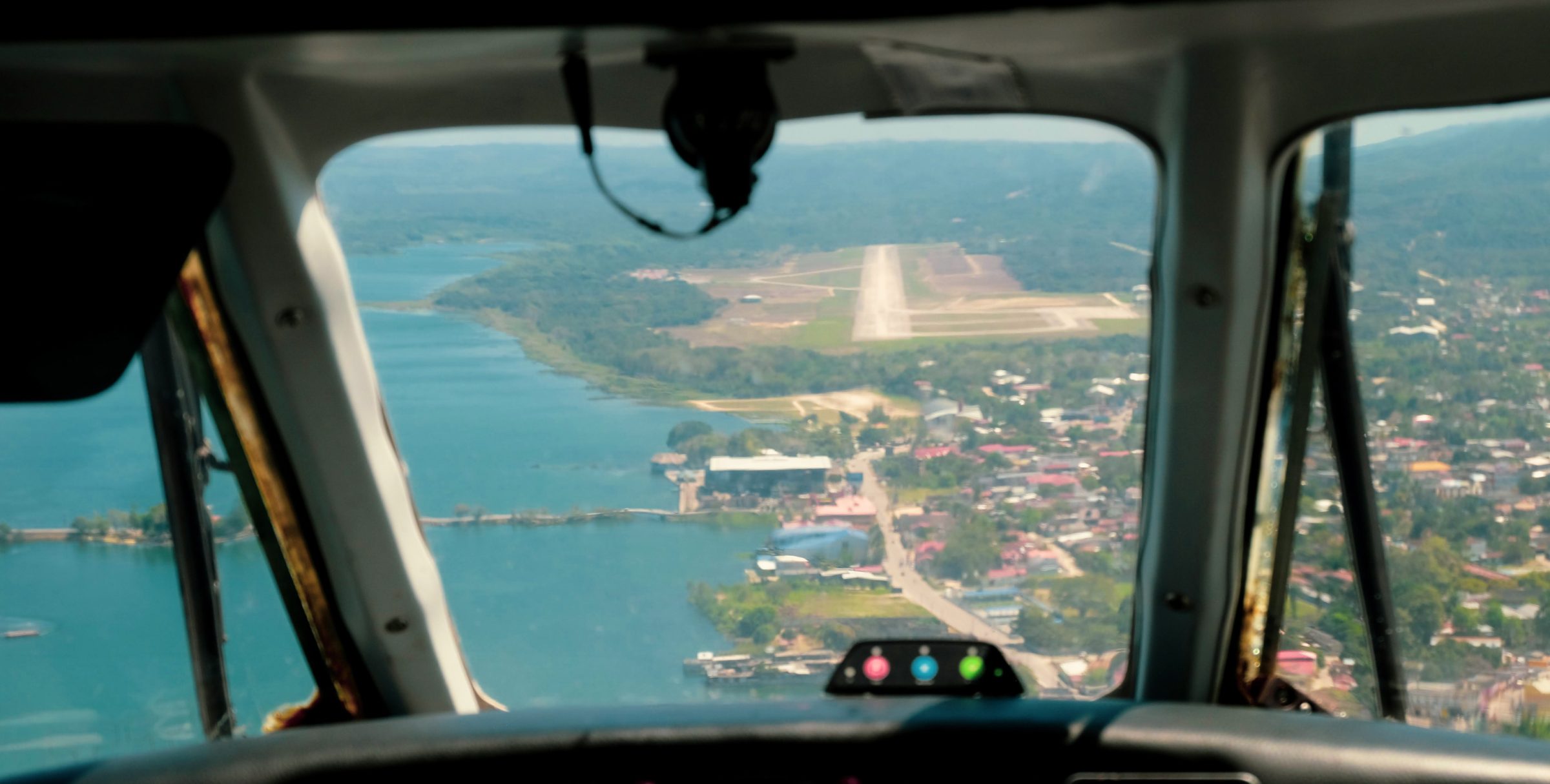 De landingsbaan van Flores bij Tikal in zicht | Guatemala