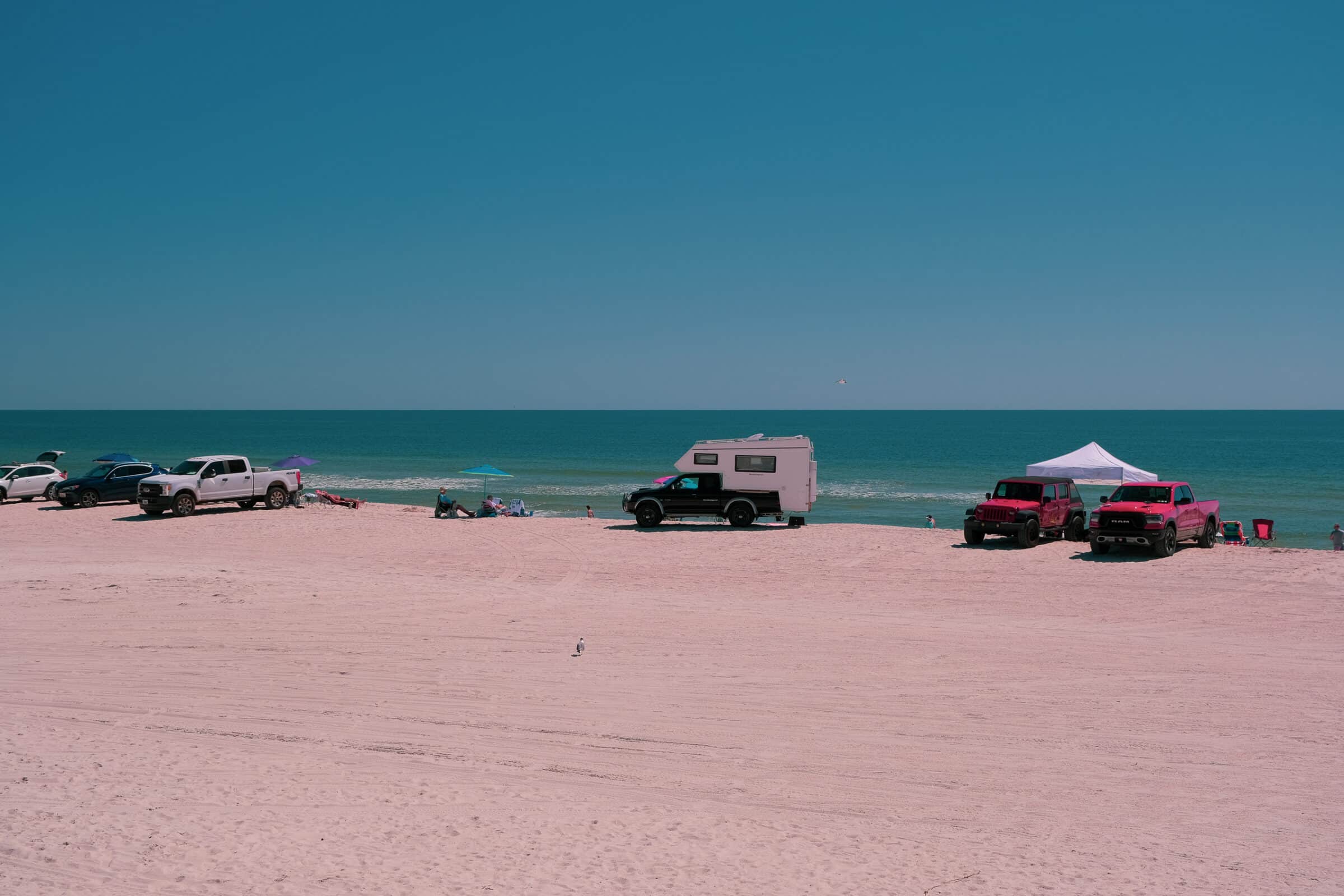 Gedurende de dag reden er steeds meer locals met 4x4's het strand op | Amelia Island, Florida