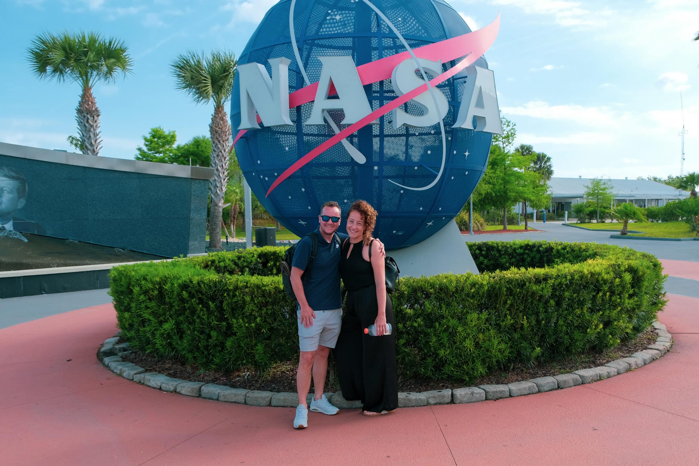 Malou e Chris em frente ao famoso globo da NASA | Centro Espacial Kennedy