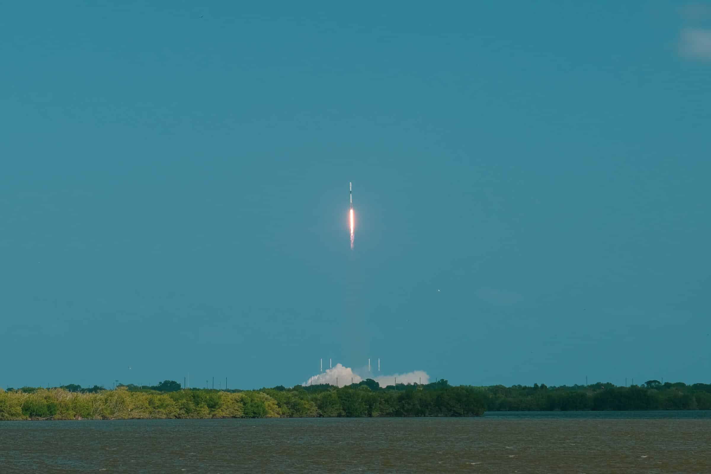 Pas na 20 seconden horen we het bulderende geluid van de gelanceerde SpaceX raket
