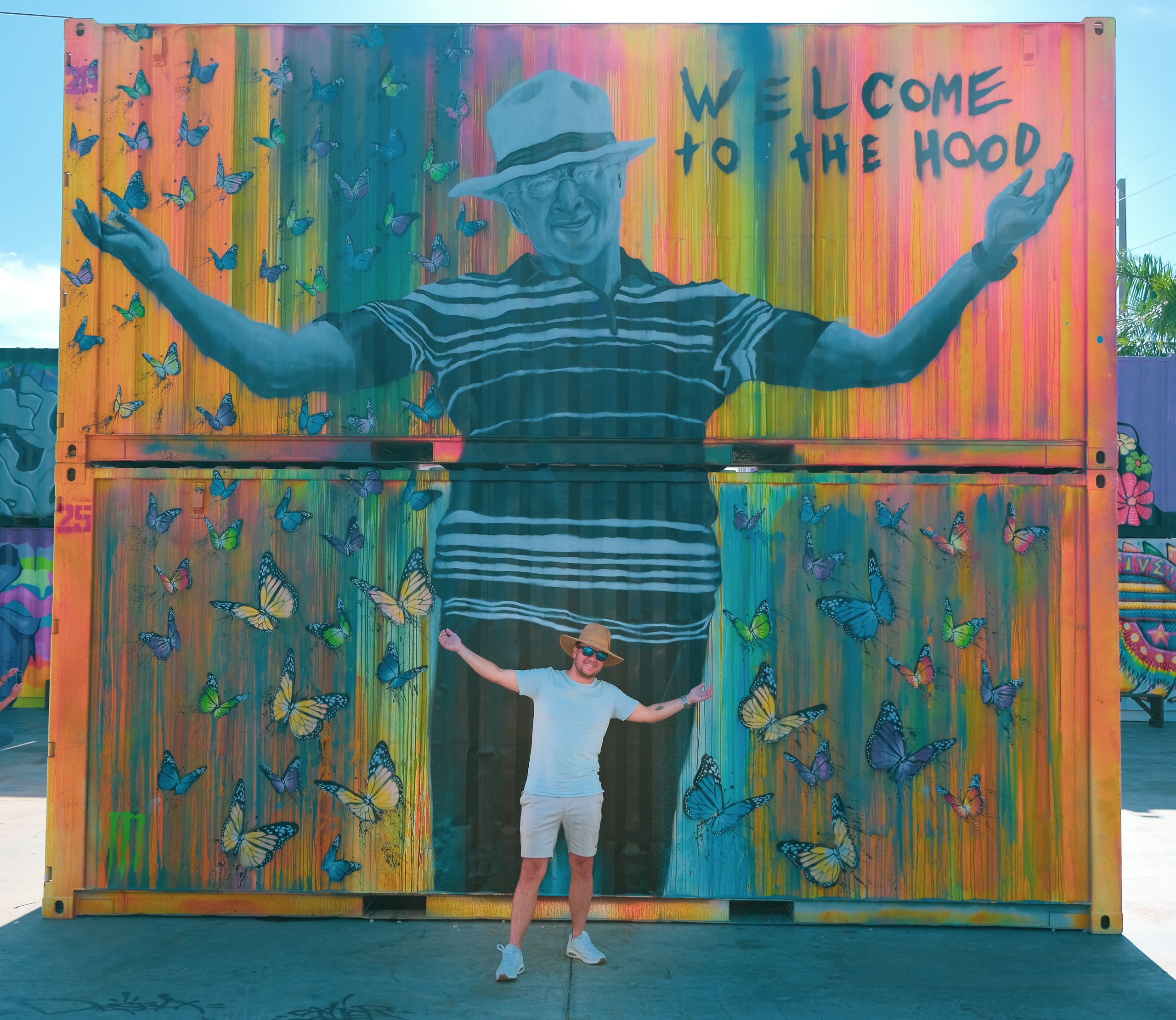 Chris bij het kunstwerk 'Welcome to the hood' in Wynwood, Miami.