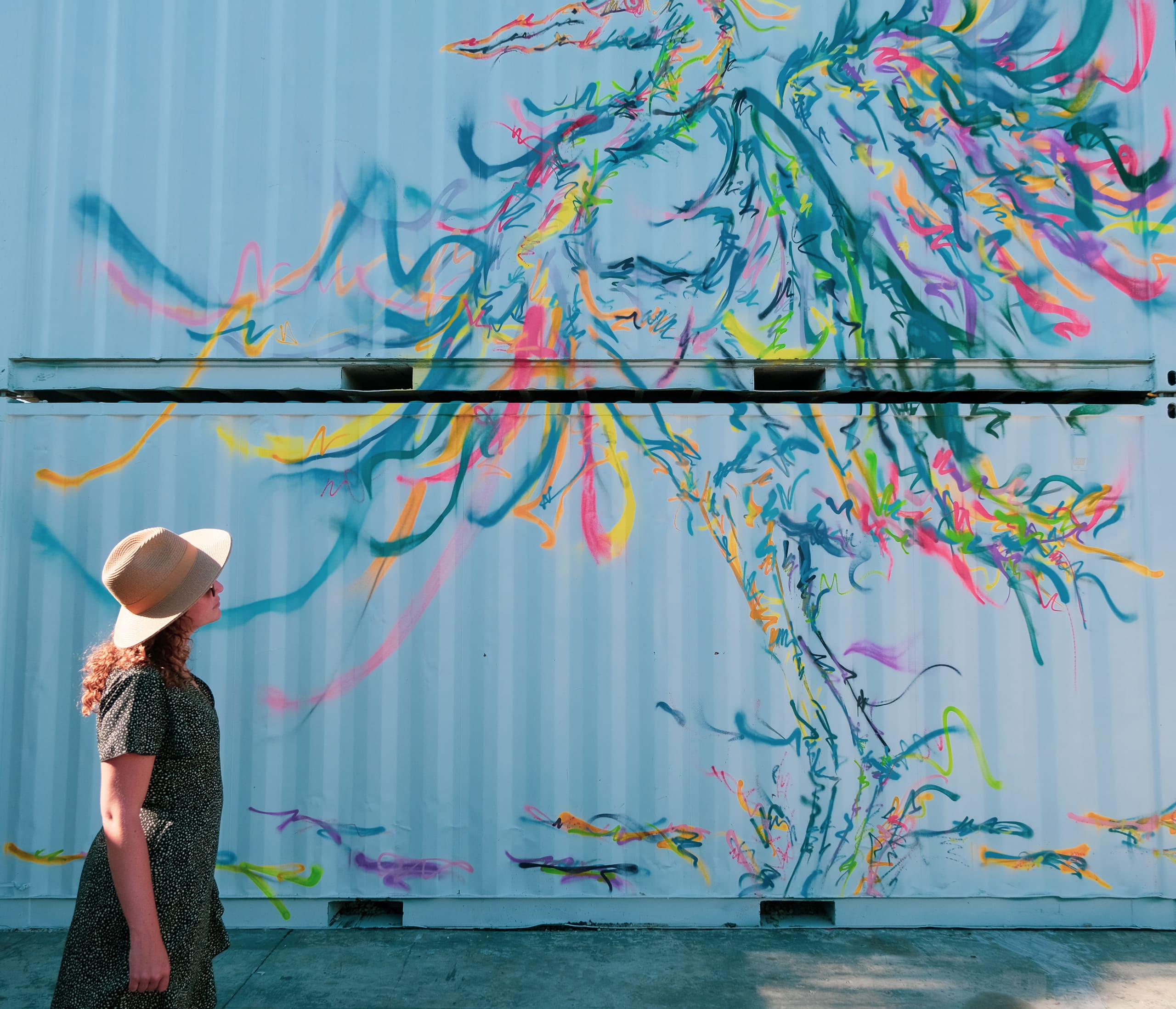 Malou bewondert een kunstwerk op een zeecontainer in de wijk Wynwood, Miami