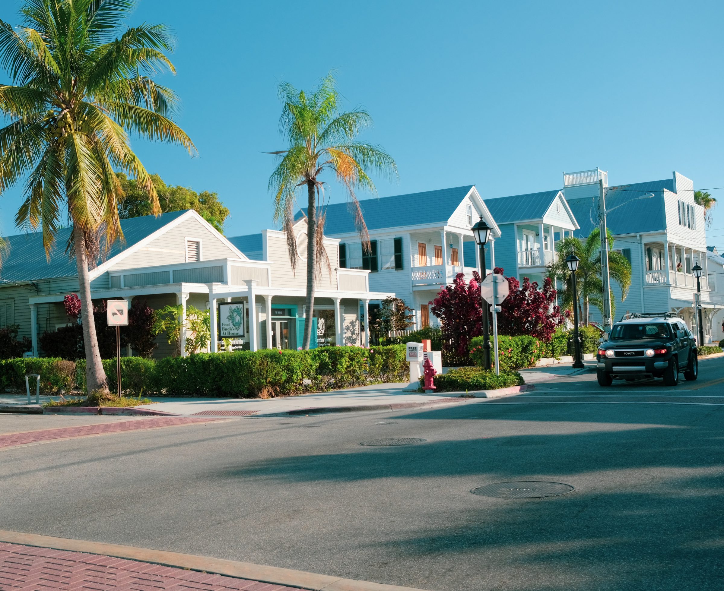 Een typische straat met prachtige koloniale huizen in Key West| Florida Keys