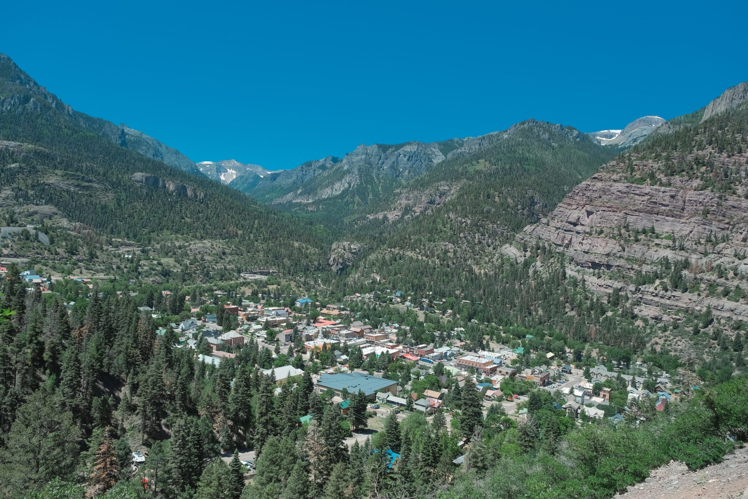 Uitzicht op het stadje vanaf de Ouray perimeter Trail, Colorado