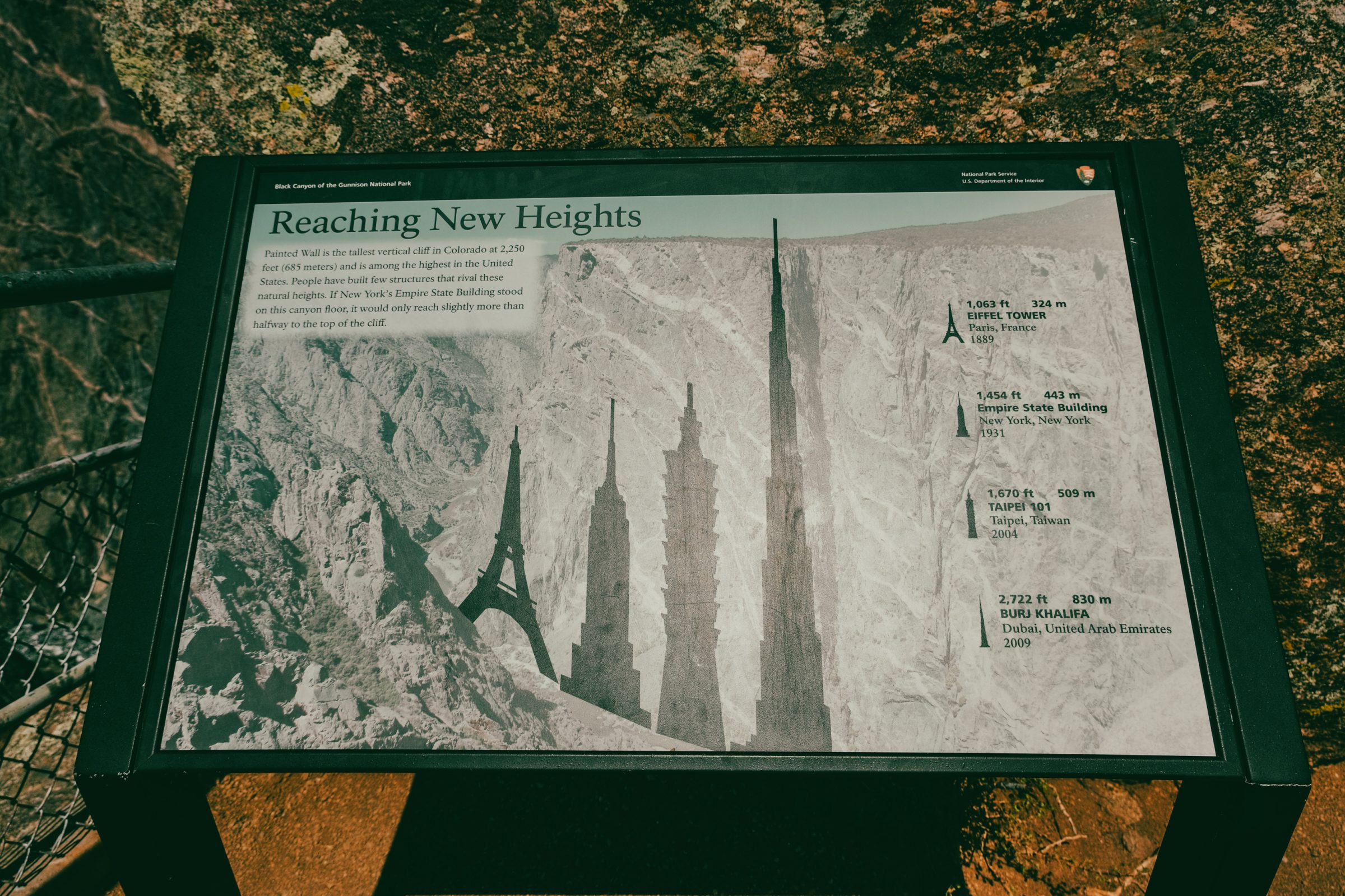 De diepte van de kloof van de Black Canyon vergeleken met beroemde hoge gebouwen
