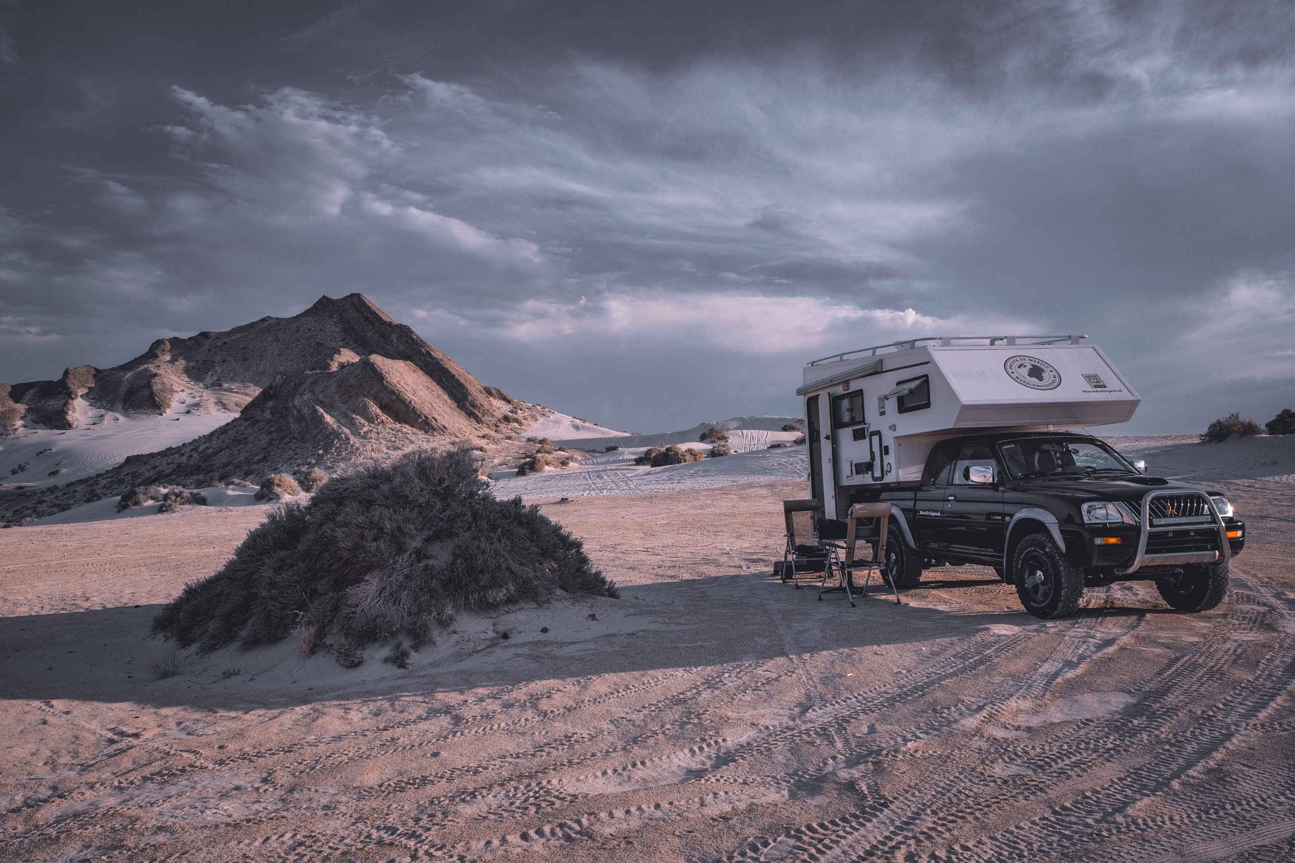 Onze Mitsubishi L200 4x4 camper met afzetunit in de woestijn