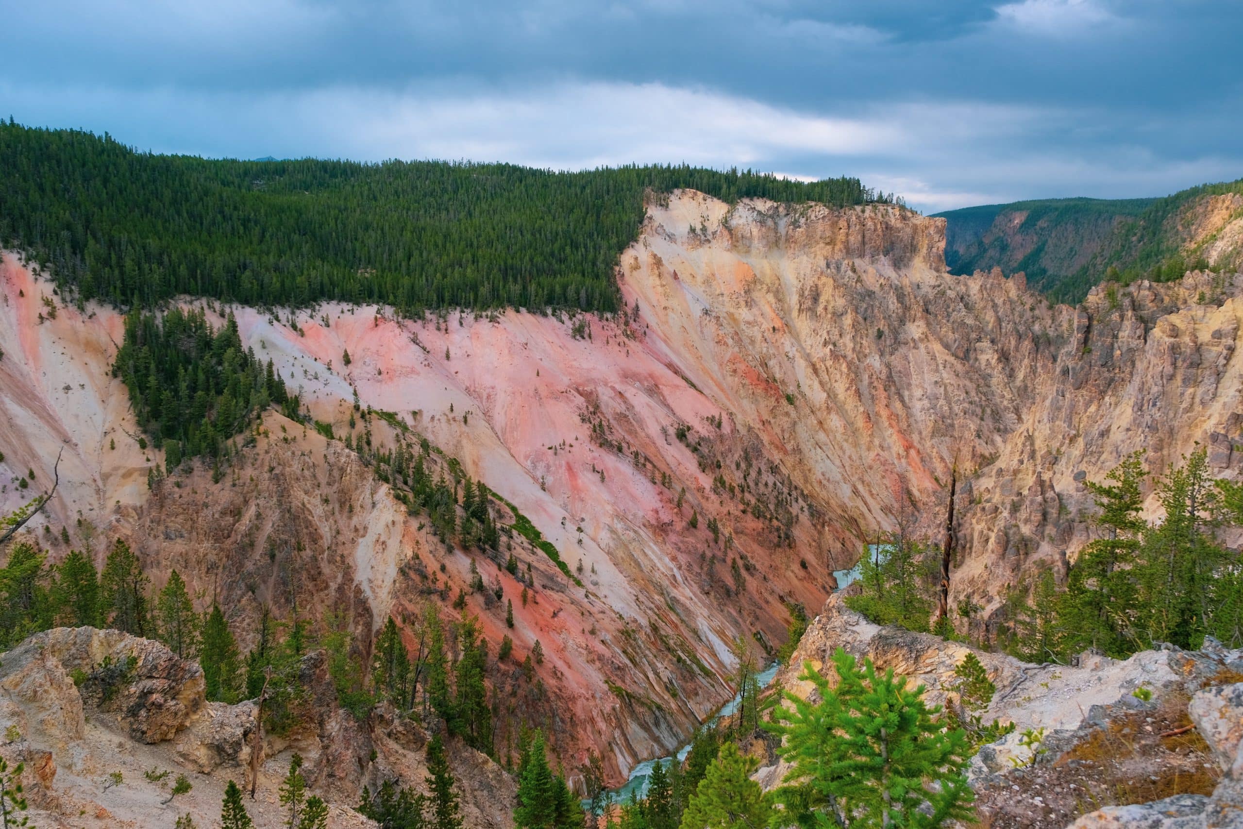 La rivière tire son nom des Indiens Minnetaree, qui l'appelaient Mitse a-da-zi ou Yellow Rock River