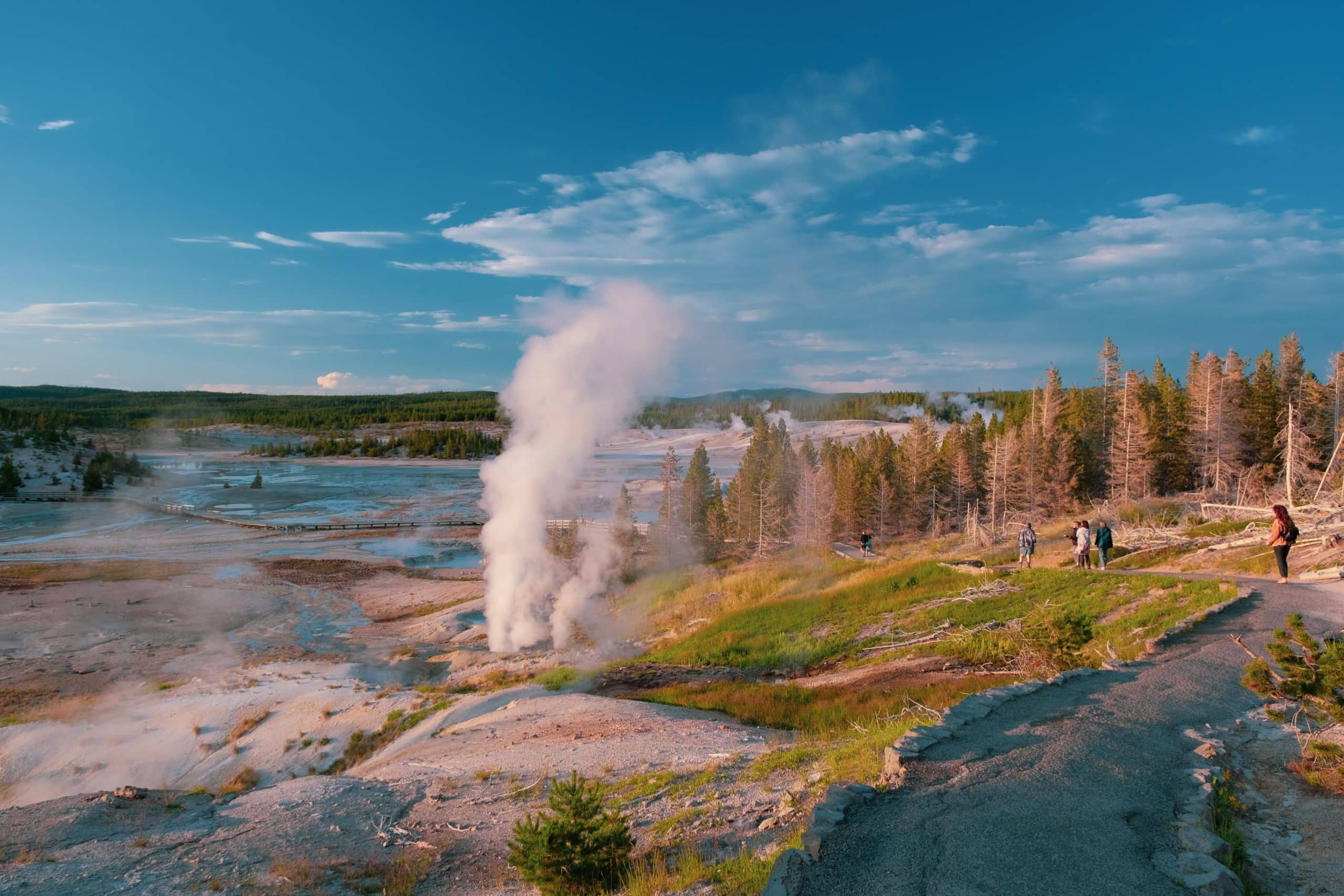 Steamboat Geyser em Norris Geyser Basin