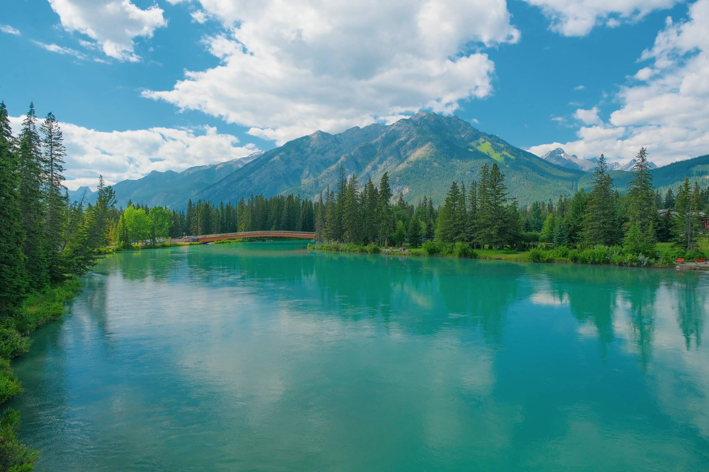 Bow River in Town of Banff, foto genomen vanaf de brug