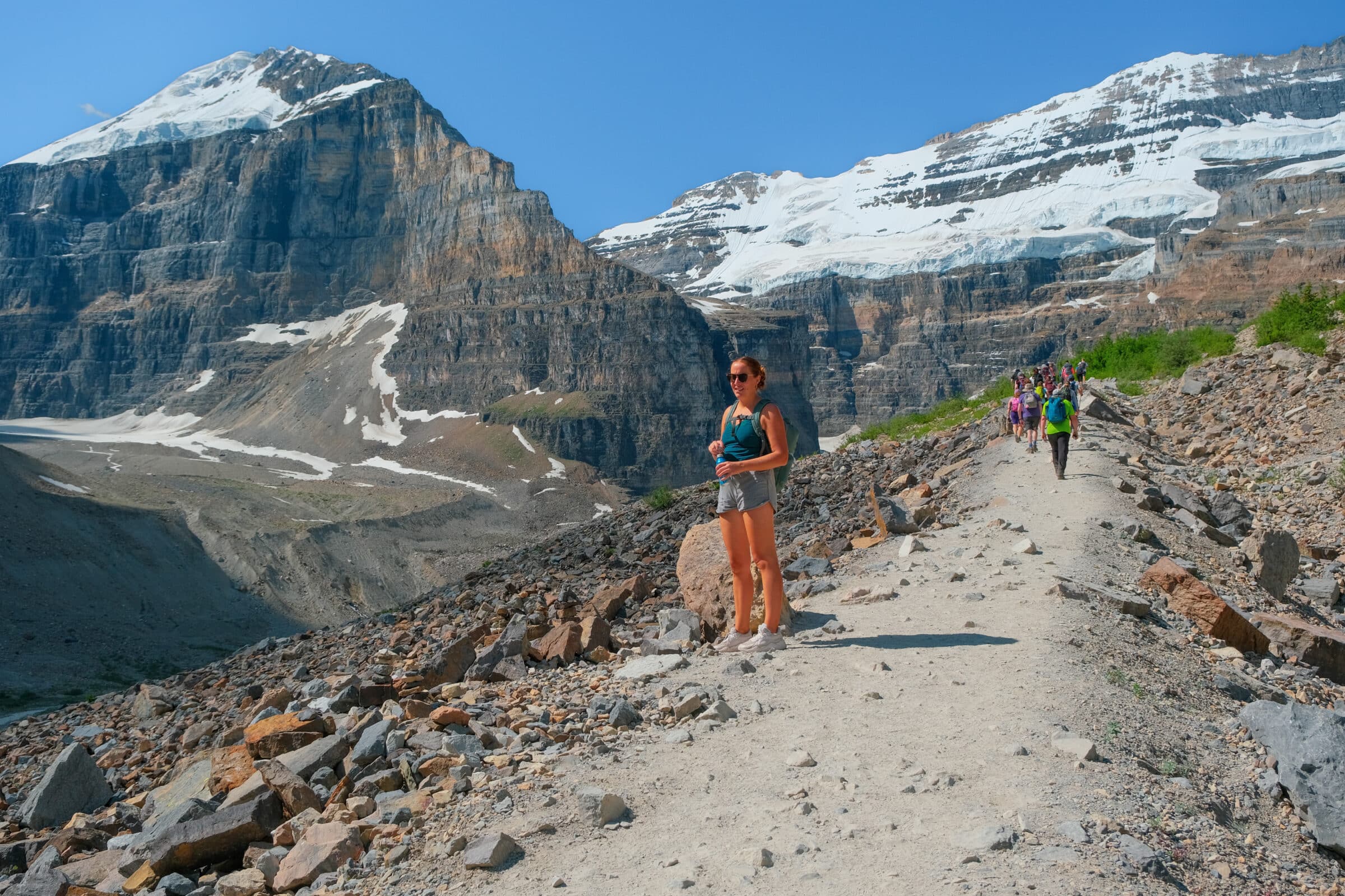 Even op adem komen en een slokje water nemen tijdens de Plain of Six Glaciers trail