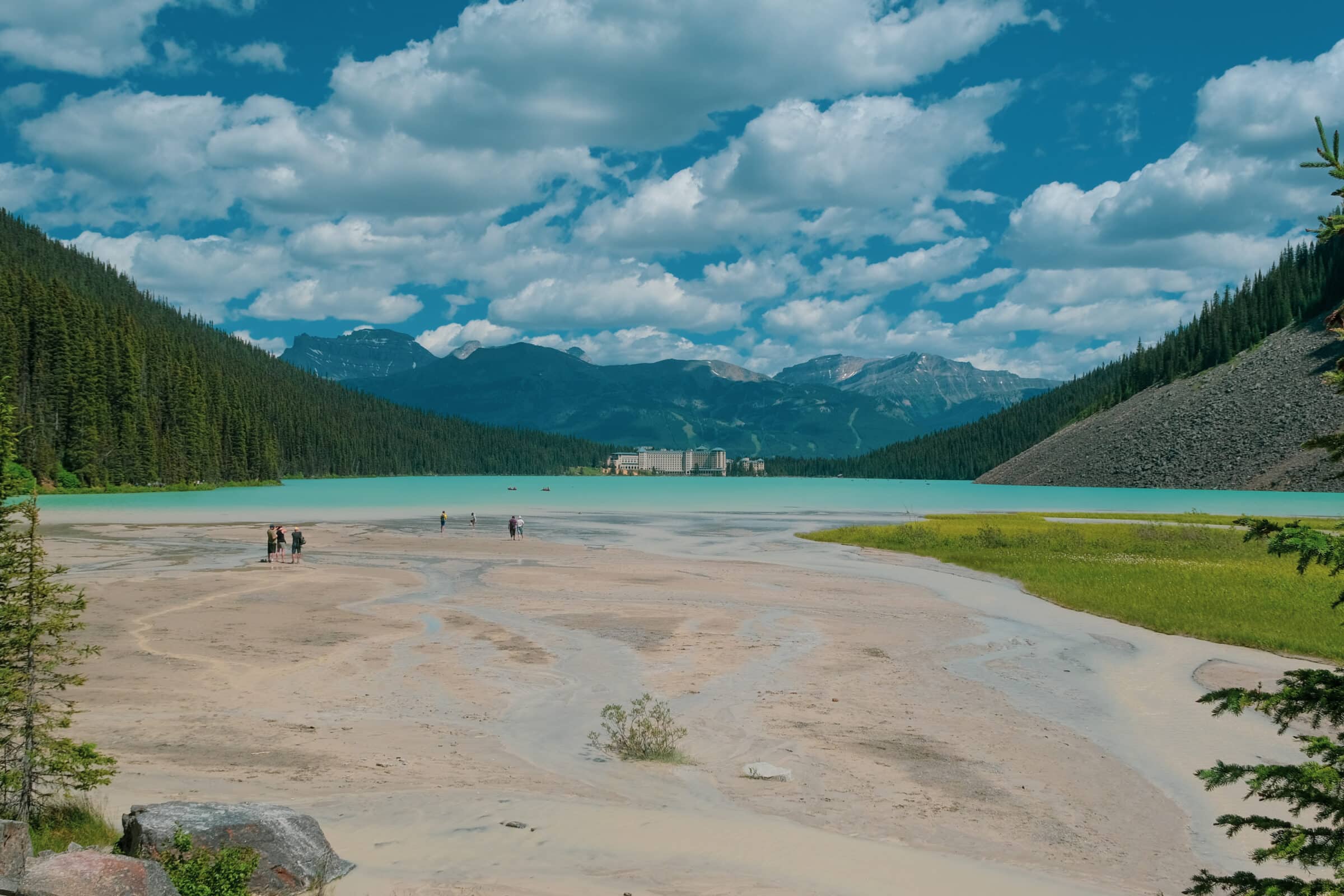 Die troebel gletserwater met die fyn rotsstof vloei hier in Lake Louise