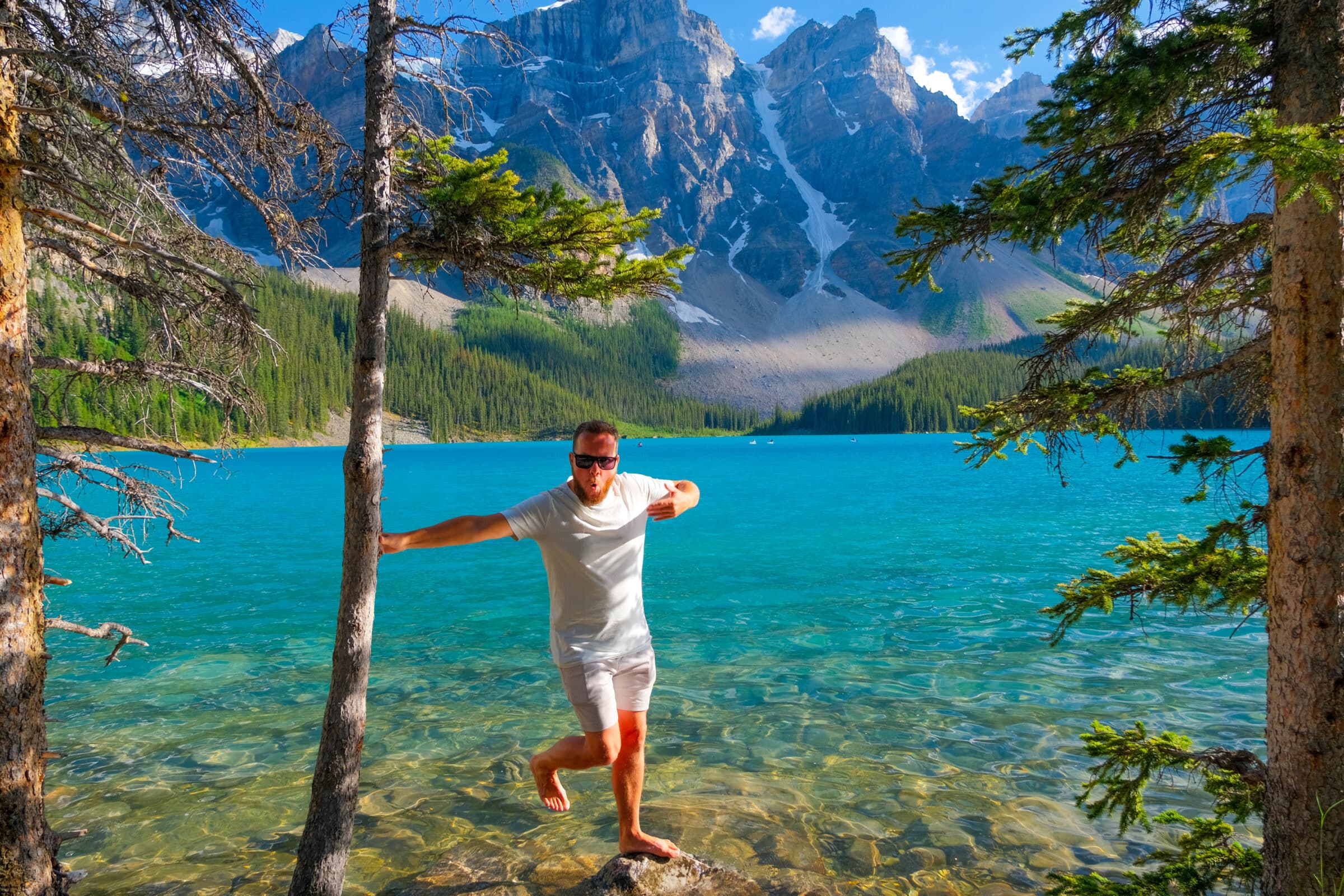 Chris en het ijskoude water van Moraine Lake