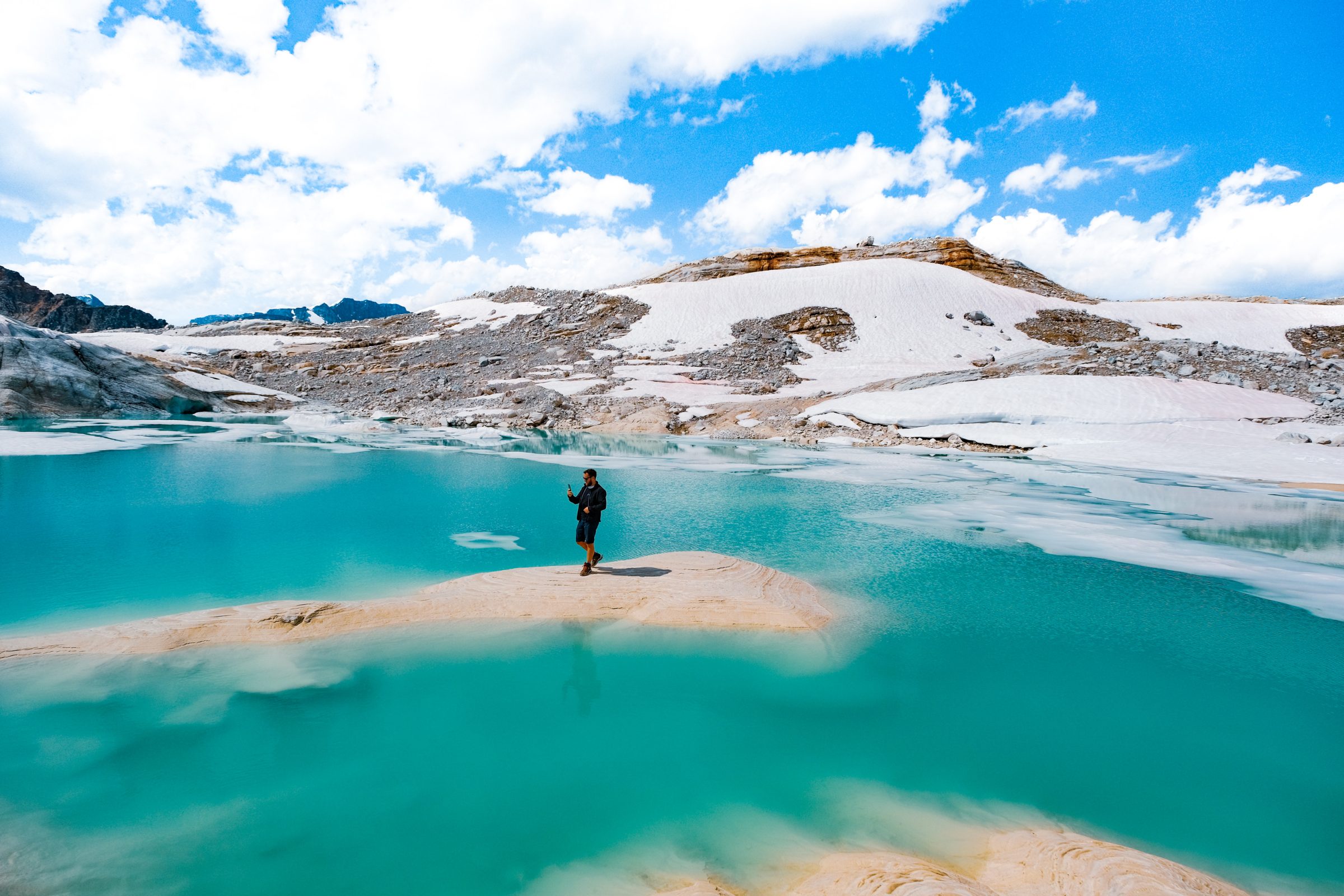 クリスはイルシルワエト氷河の泥だらけの上を歩きます。 カナダのグレイシャー国立公園