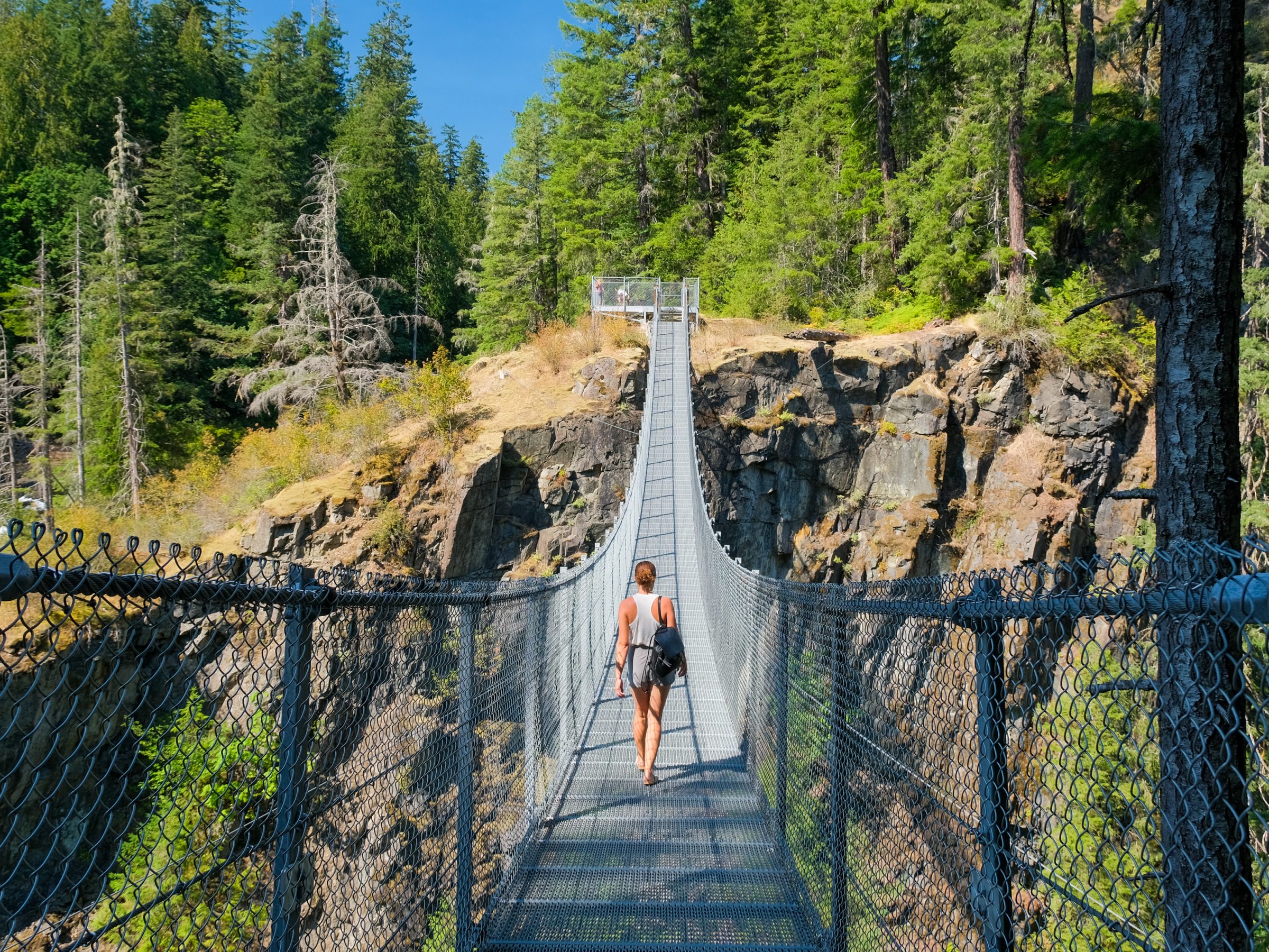 Malou op de (gratis) suspension bridge bij Elk Falls, Campbell River